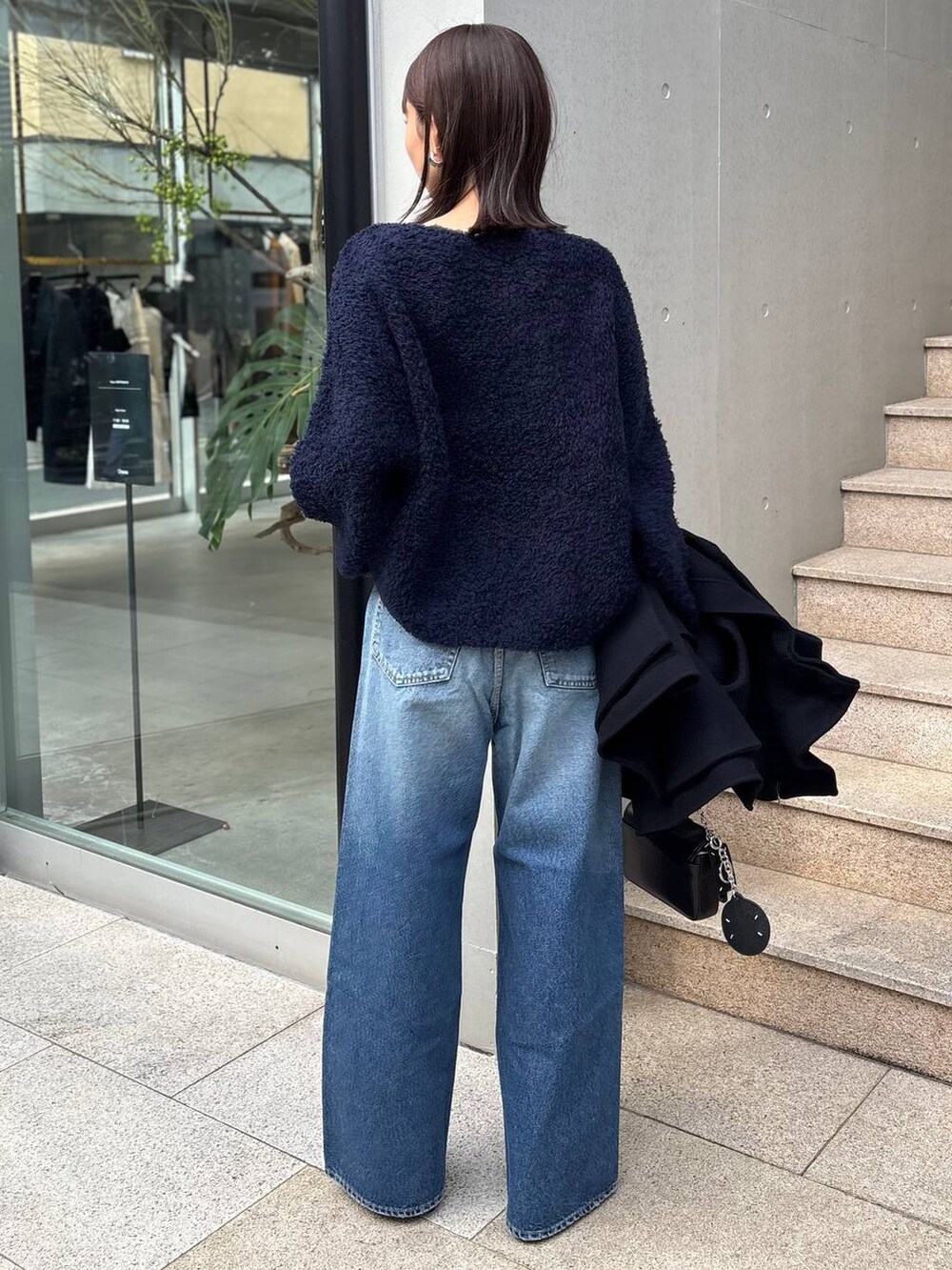 ブルー系のニット/セーター、ブルー系のデニムパンツ、ブルー系のその他アウターを着用したレディースの秋コーディネートの6枚目の写真