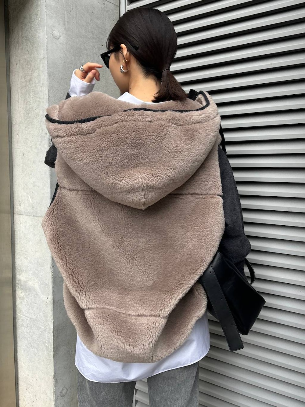 「高身長、モード、Chaos、ベスト、冬アウター、冬コーデ、秋コーデ、シャツ、ニット、デニムパンツ、大人カジュアル」｜「ChaosのChaos(カオス)/◆WHY NOT NOW◆ナウアットデニム（デニムパンツ、ブラック系）」を使った、chaosmikuさん（レディース・170cm）の秋コーディネートの7枚目の写真