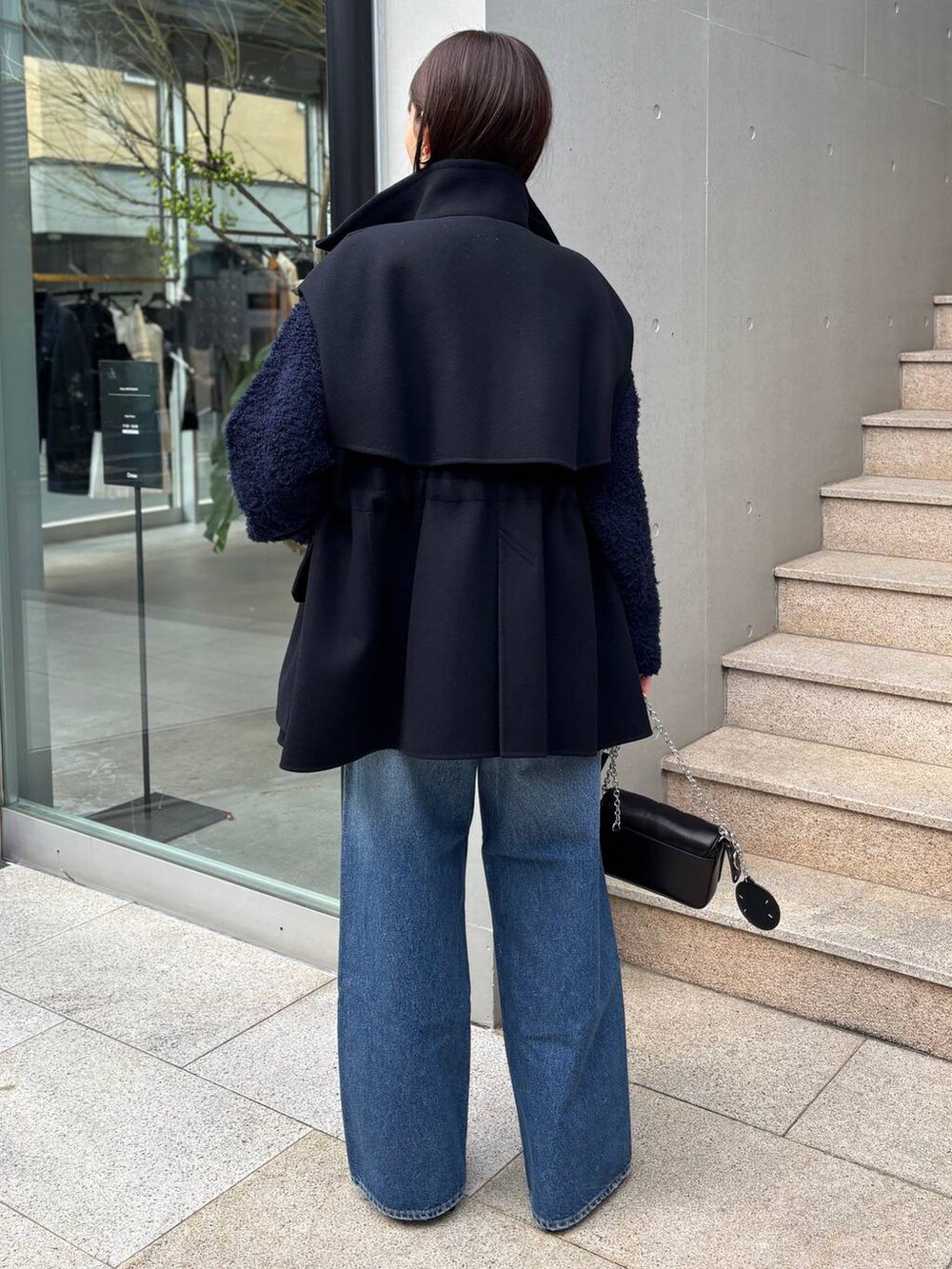 ブルー系のニット/セーター、ブルー系のデニムパンツ、ブルー系のその他アウターを着用したレディースの秋コーディネートの3枚目の写真