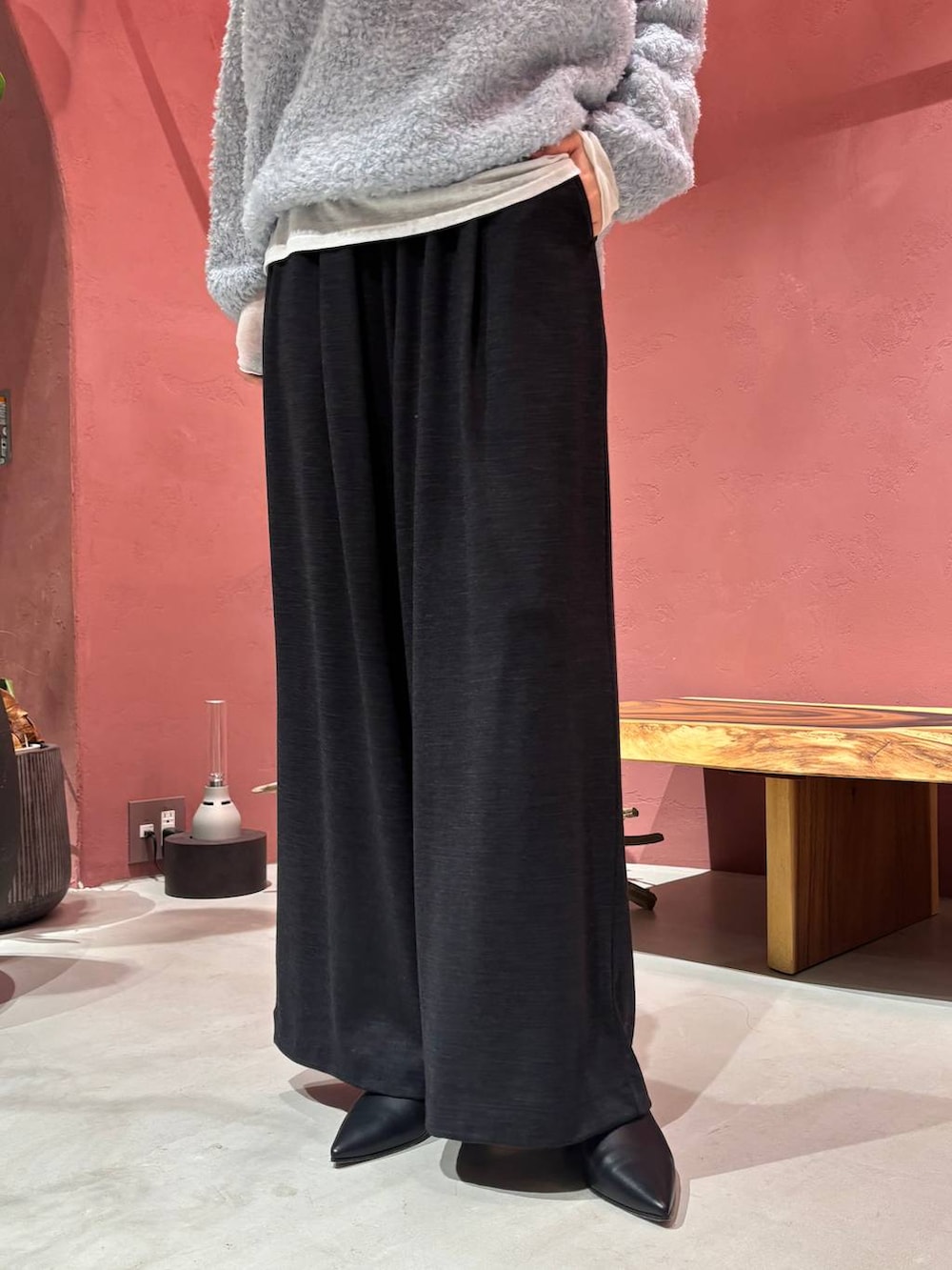 ブルー系のニット/セーター、ブラック系のノーカラーコート、ホワイト系のその他トップスを着用したレディースの秋コーディネートの8枚目の写真