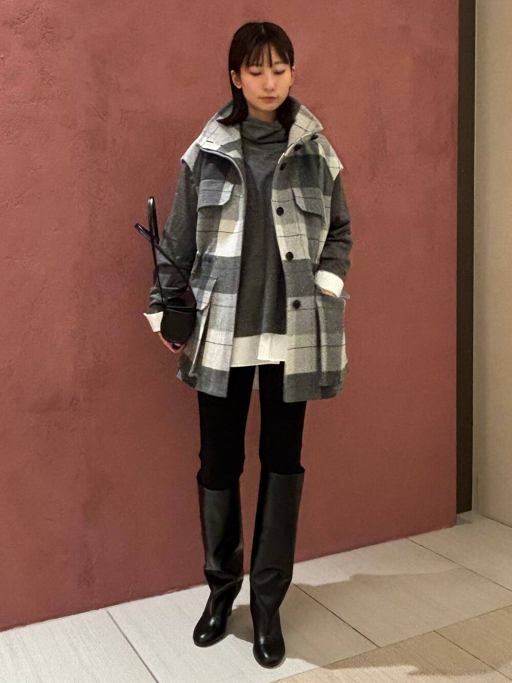 ホワイト系のシャツ/ブラウス、その他のその他アウター、ブラック系のその他パンツを着用したレディースの秋コーディネートの2枚目の写真