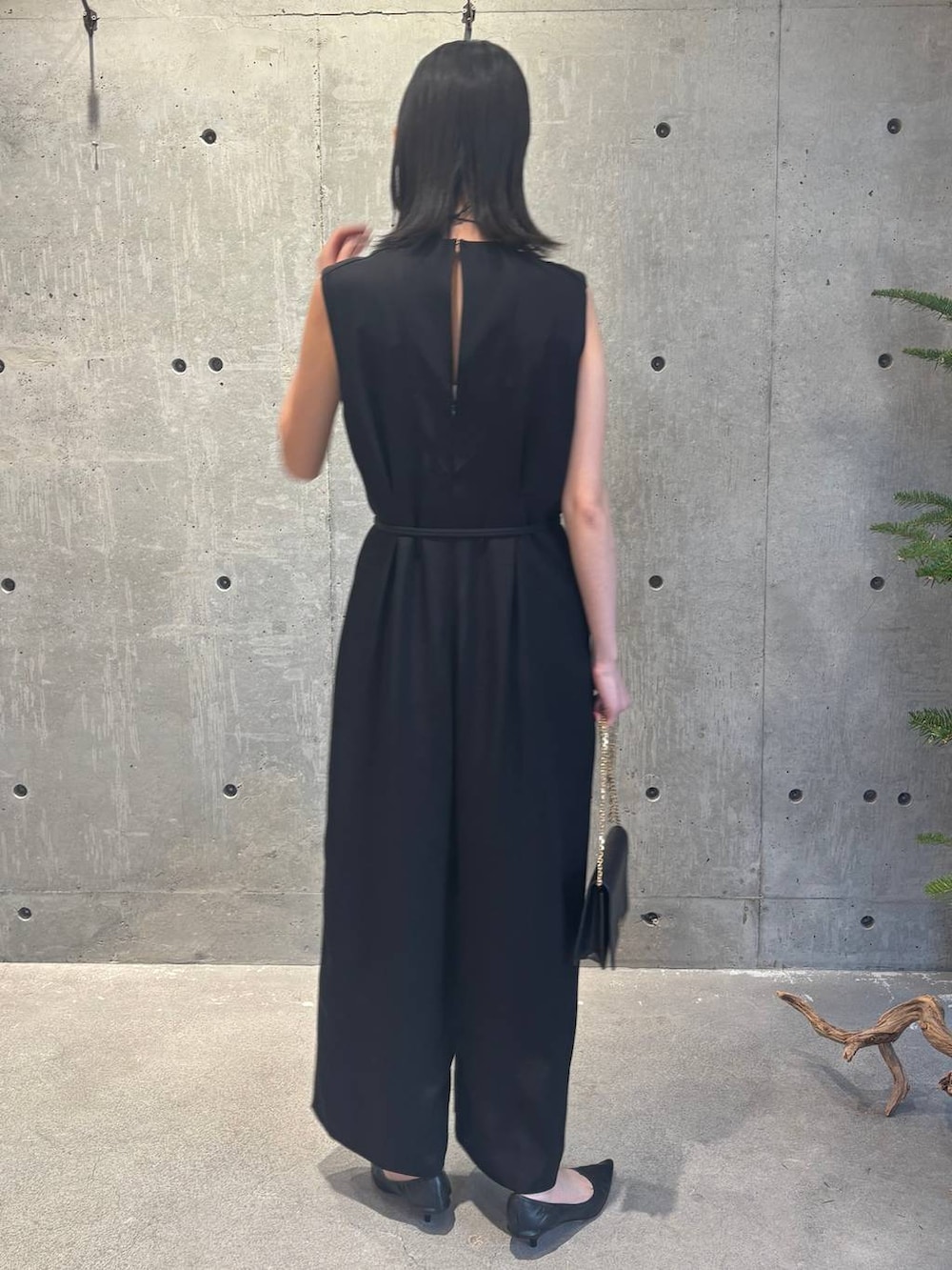 ベージュ系のノーカラージャケット、ブラック系のつなぎ/オールインワンを着用したレディースの冬コーディネートの8枚目の写真