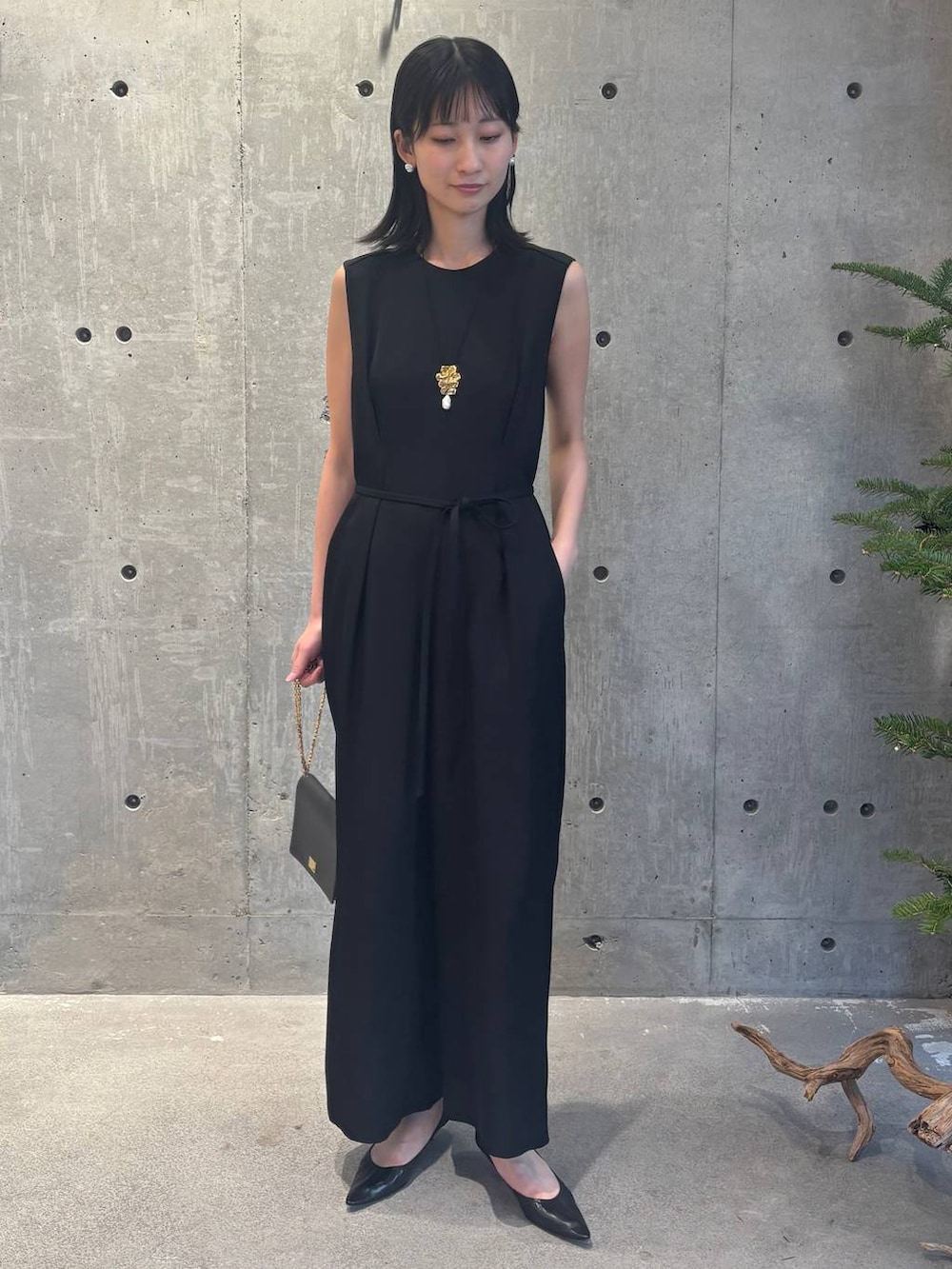 ベージュ系のノーカラージャケット、ブラック系のつなぎ/オールインワンを着用したレディースの冬コーディネートの7枚目の写真