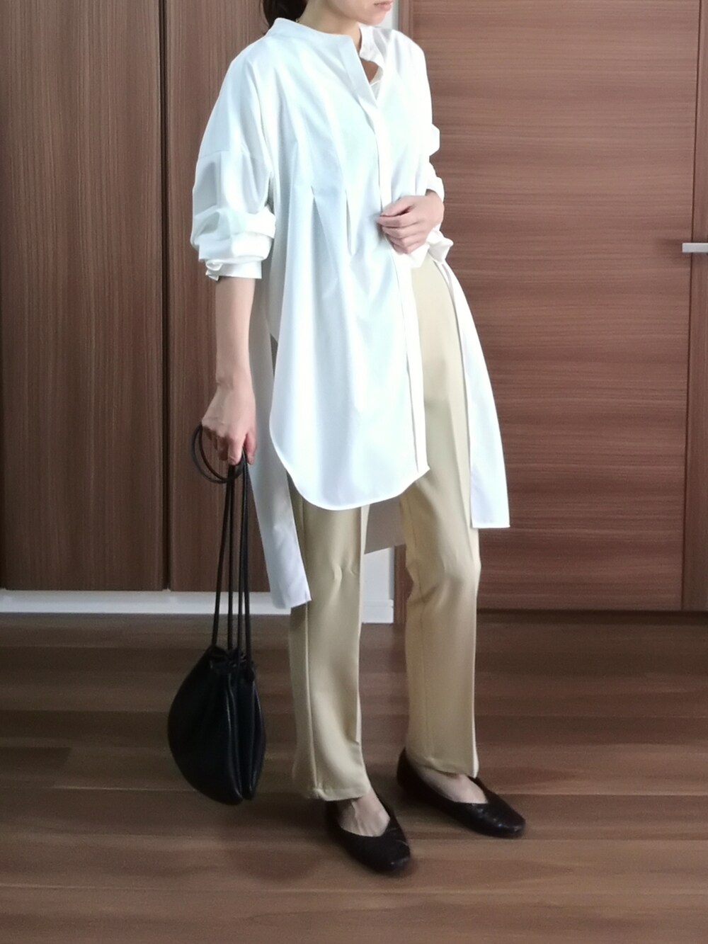 イエロー系のその他パンツ、ホワイト系のシャツ/ブラウスを着用したレディースの秋コーディネートの2枚目の写真