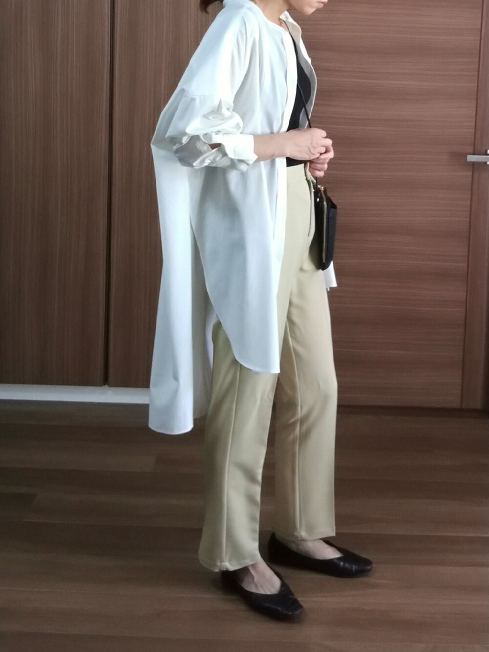 イエロー系のその他パンツ、ブラック系のショルダーバッグ、ホワイト系のシャツ/ブラウスを着用したレディースの秋コーディネートの2枚目の写真