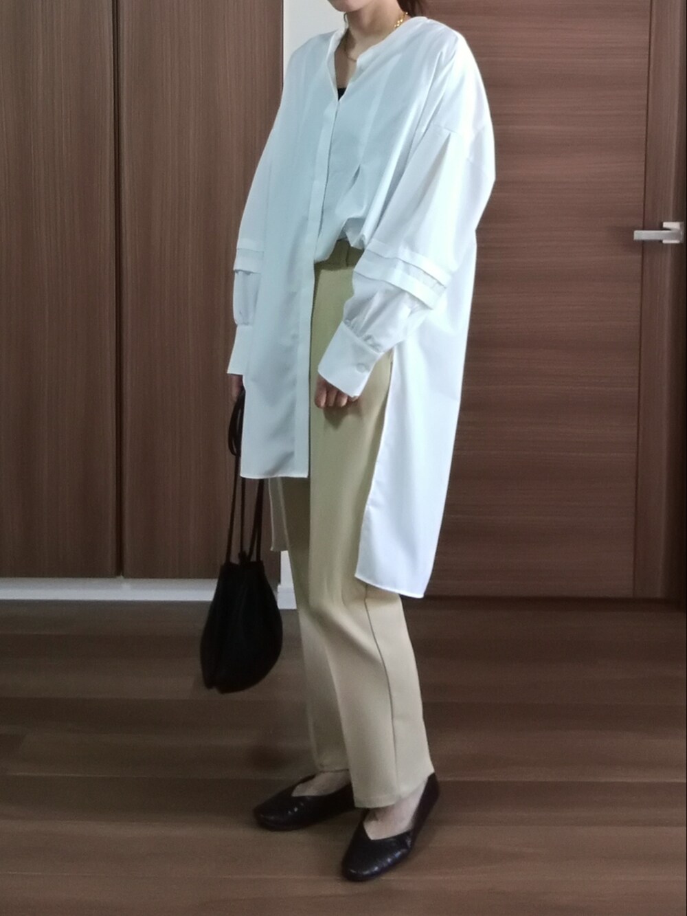 イエロー系のその他パンツ、ホワイト系のシャツ/ブラウスを着用したレディースの秋コーディネートの3枚目の写真