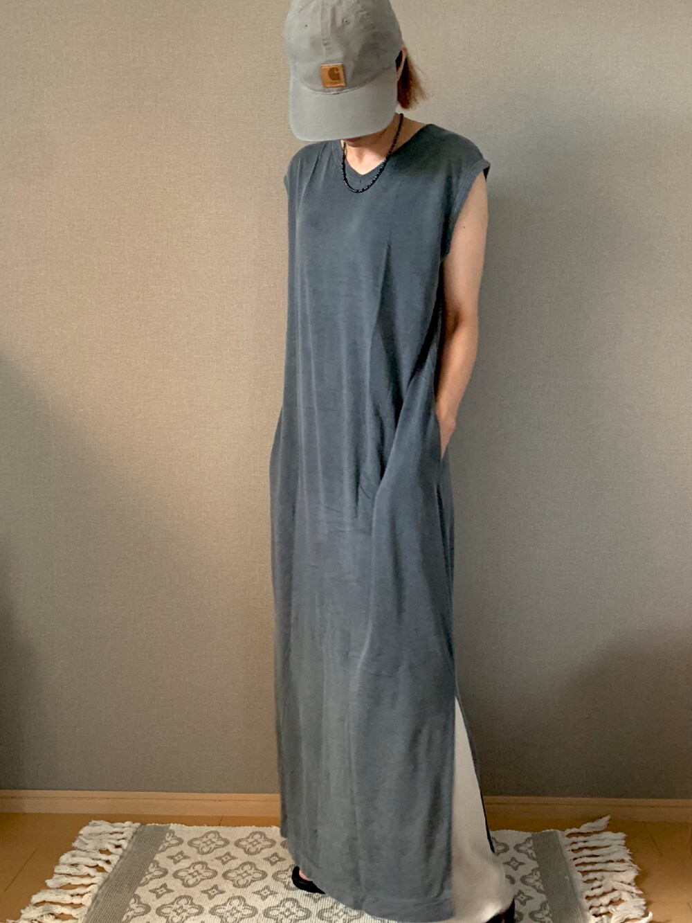 ブラック系のサンダル、ホワイト系のその他パンツ、グレー系のワンピースを着用したレディースの夏コーディネートの2枚目の写真