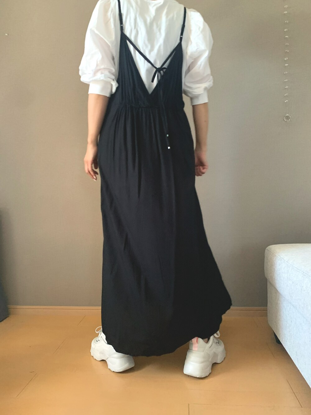 ホワイト系のシャツ/ブラウス、ブラック系のワンピース、ホワイト系のスニーカーを着用したレディースの夏コーディネートの2枚目の写真