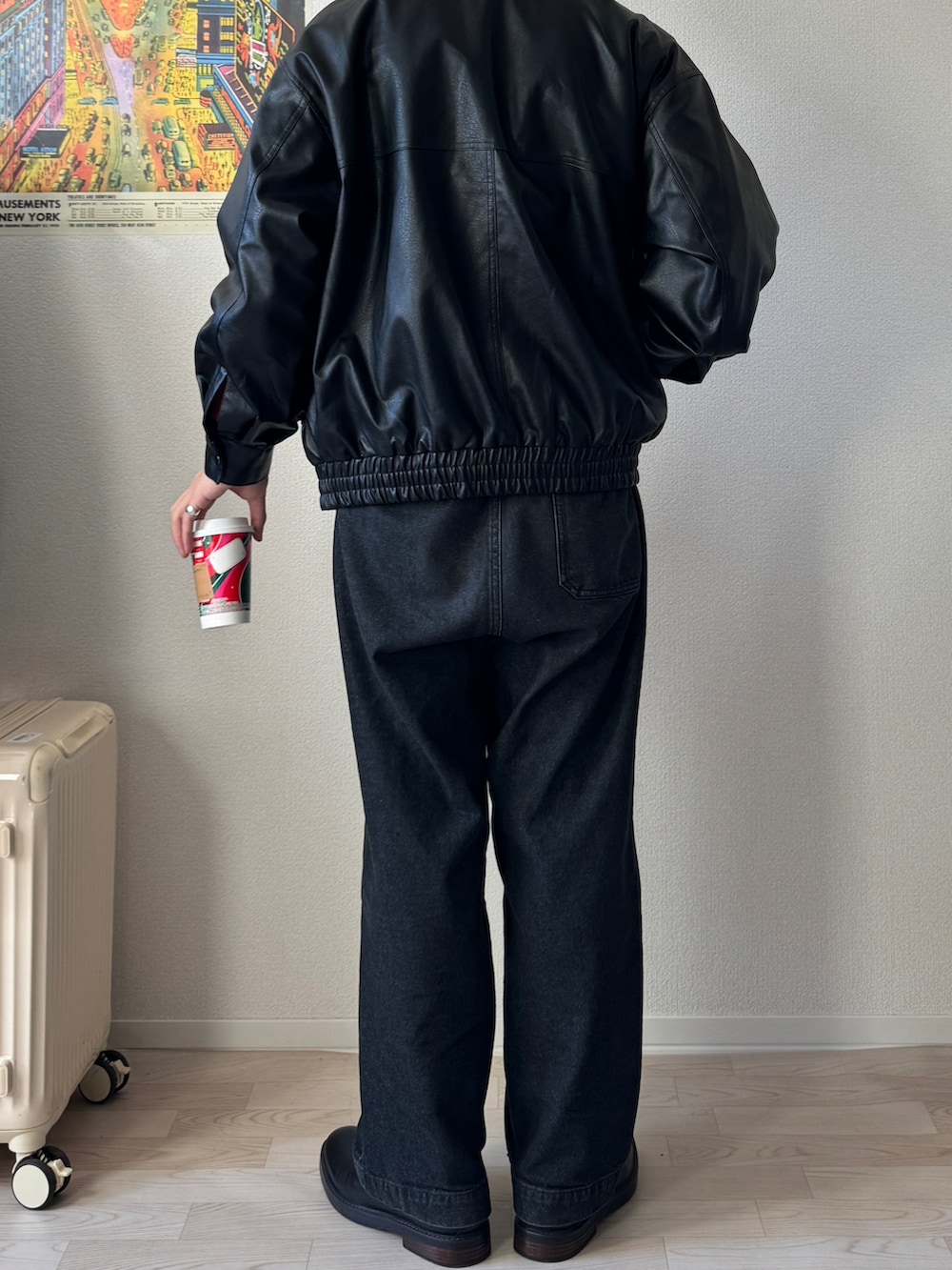 「カジュアルコーデ、メンズファッション、おしゃれさんと繋がりたい、冬のコーデ、大人コーデ、冬アウター、大人カジュアル、低身長男子、シンプルコーデ、厚底シューズ、革靴、きれいめカジュアル、ノームコア、シティーボーイ、赤コーデ」｜「NEW ERAのニューエラゴルフ キャップ Budweiserコラボ フラットバイザー（キャップ、レッド系）」を使った、71さん（メンズ・172cm）の冬コーディネートの2枚目の写真