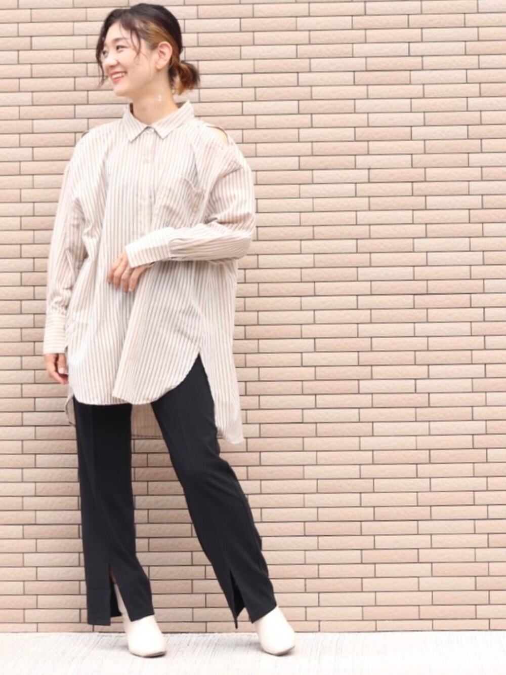 ベージュ系のシャツ/ブラウスを着用したレディースの秋コーディネートの2枚目の写真