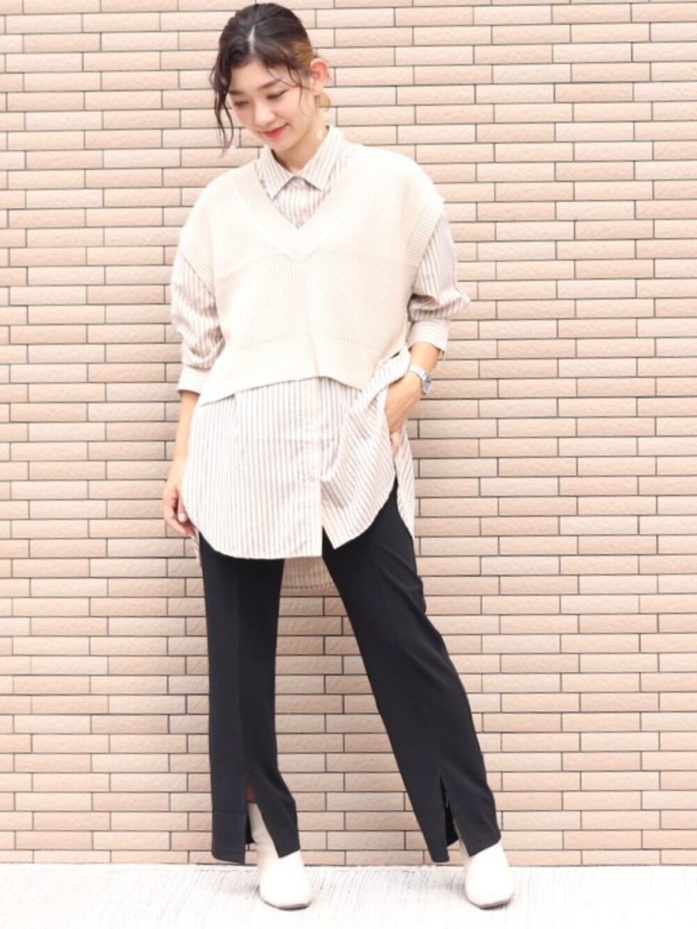 ベージュ系のシャツ/ブラウスを着用したレディースの秋コーディネートの5枚目の写真