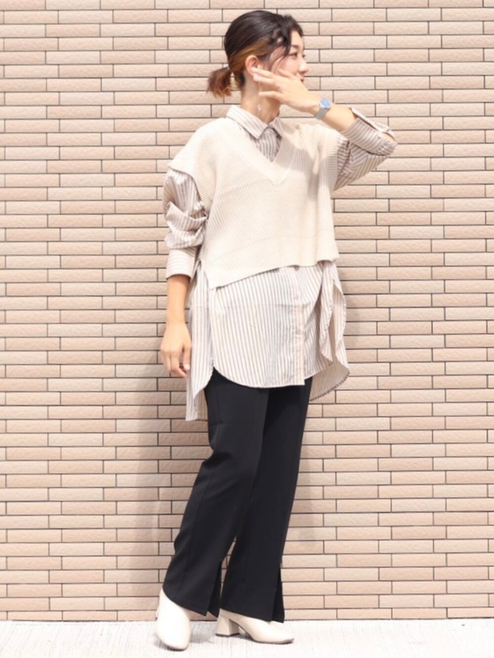 ベージュ系のシャツ/ブラウスを着用したレディースの秋コーディネートの3枚目の写真