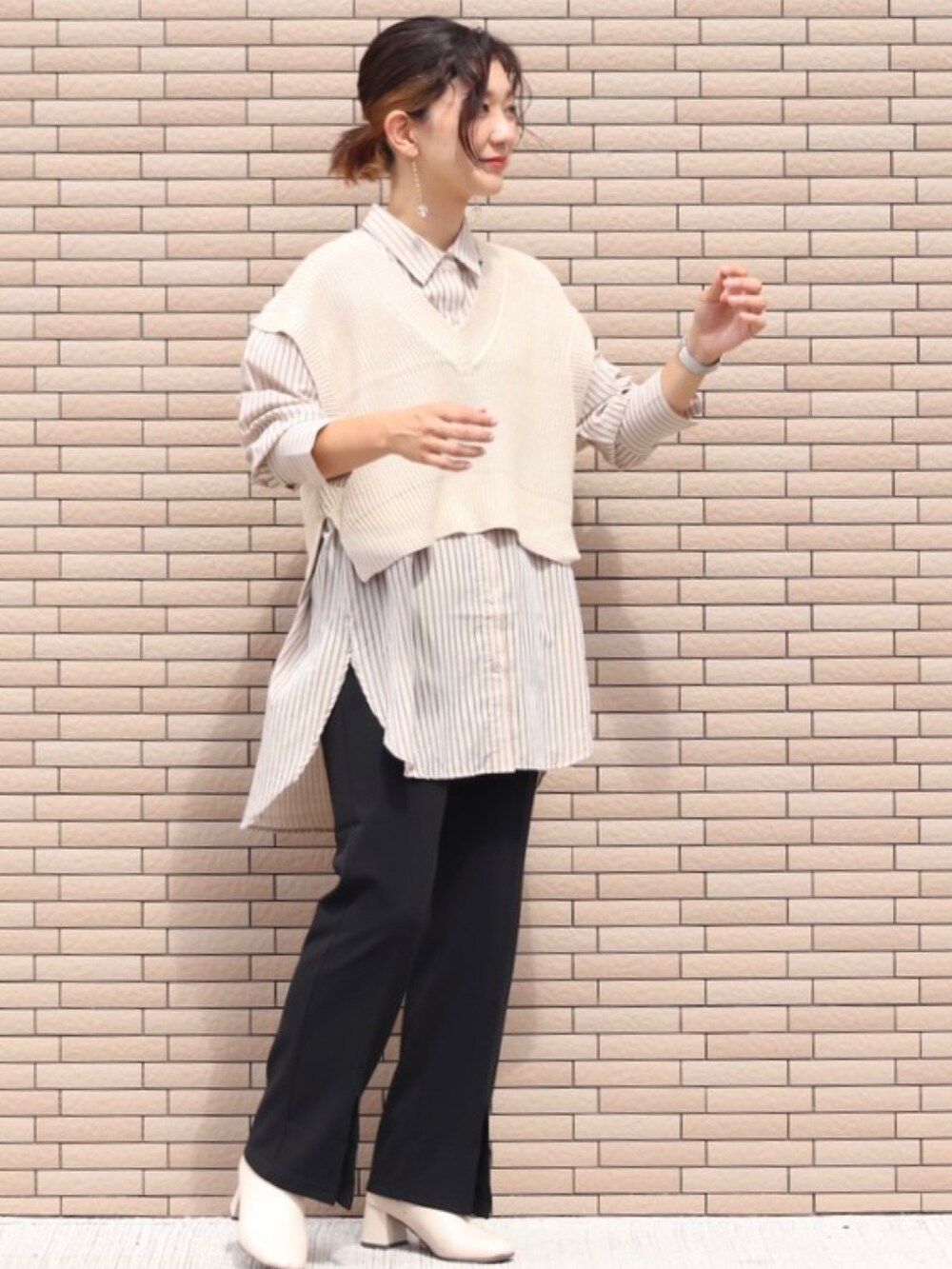 ベージュ系のシャツ/ブラウスを着用したレディースの秋コーディネートの4枚目の写真