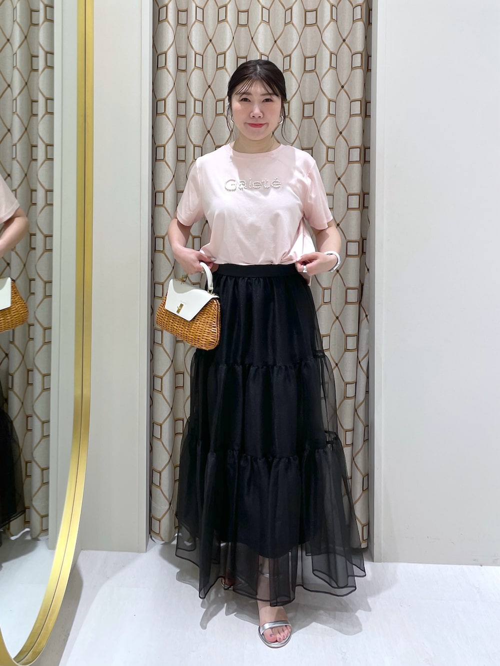 「ピンクコーデ、Tシャツ、パール、クロップドトップス、夏コーデ、オーガンジー、オーガンジースカート、甘辛mix、大人ガーリー、アラフォー」｜「La boutique BonBonのパールモチーフクロップドTシャツ（Tシャツ/カットソー、ピンク系）」を使った、yukilabonさん（骨格ストレート・レディース・158cm）の夏コーディネートの4枚目の写真