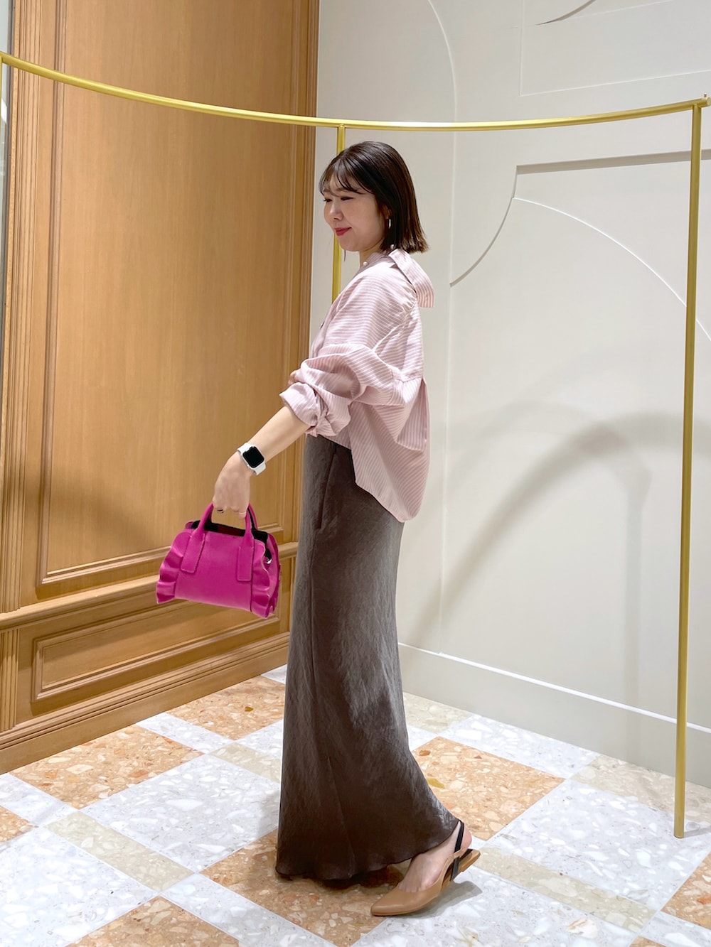 「ピンクコーデ、ストライプシャツ、ストライプ、アラフォー、サテンスカート、サテン、マーメイドスカート、クロップドシャツ、アラフォーコーデ、骨格ストレート、大人カジュアル」｜「La boutique BonBonの【ZOZO限定カラー】ストライプクロップドシャツ（シャツ/ブラウス、ピンク系）」を使った、yukilabonさん（骨格ストレート・レディース・158cm）の夏コーディネートの2枚目の写真