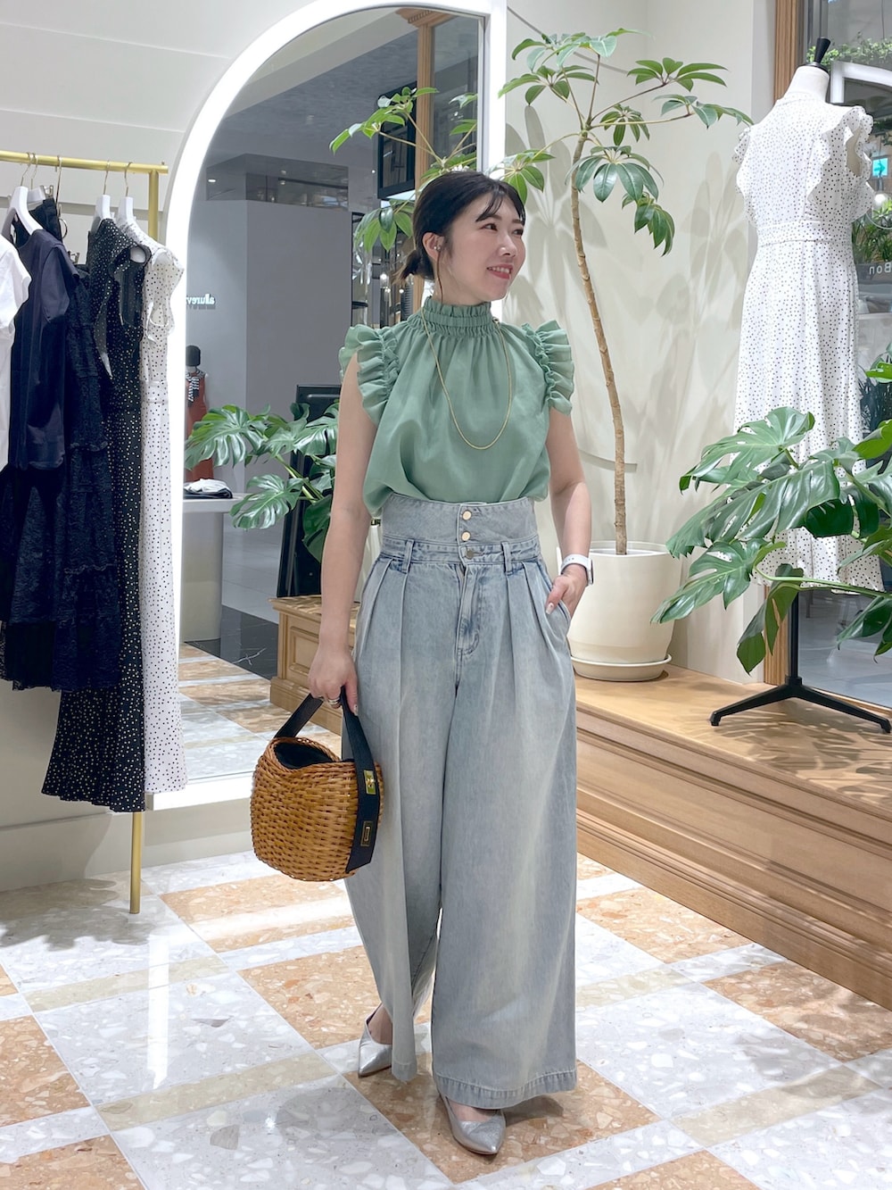 「デニム、デニムパンツ、ハイウエスト、バギーデニム、フリルブラウス、グリーン、デニムコーデ、グリーンコーデ」｜「La boutique BonBonのフリルノースリブラウス（シャツ/ブラウス、グリーン系）」を使った、yukilabonさん（骨格ストレート・レディース・158cm）の夏コーディネートの2枚目の写真