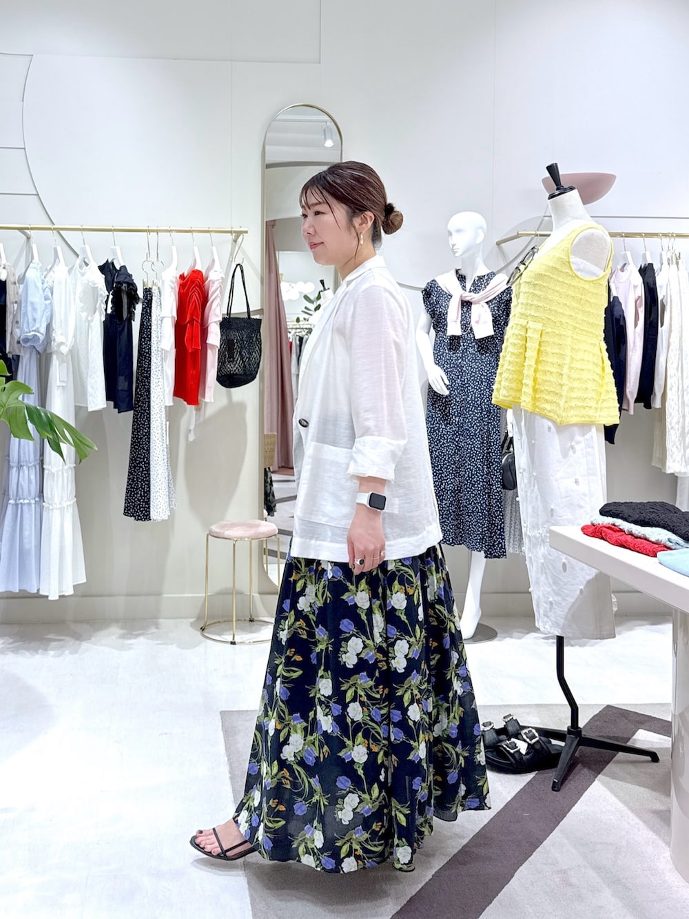 「レイヤードスタイル、サンダル、夏コーデ、ロングスカート、オトナカジュアル、ラクチンコーデ、大人可愛い、休日スタイル、今日のコーデ、ラフコーデ、キレイめカジュアル、大人かわいい、40代ファッション、大人ガーリー、キレイめコーデ」|「La boutique BonBonのレーヨンリネンシアースラブジャケット(テーラードジャケット、ホワイト系)」を使った、yukilabonさん(骨格ストレート・レディース・158cm)の夏コーディネートの2枚目の写真