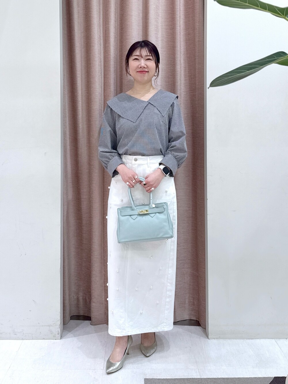 「デニム、デニムコーデ、デニムスカート、158cm、158cmコーデ、大人、大人カジュアル、大人コーデ、大人かわいい、骨格ストレート、モノトーン、モノトーンコーデ、スカート、スカートコーデ、春コーデ」｜「La boutique BonBonの【大人っぽビックカラー】アシメビッグカラーブラウス（シャツ/ブラウス、ブラック系）」を使った、yukilabonさん（骨格ストレート・レディース・158cm）の春コーディネートの4枚目の写真