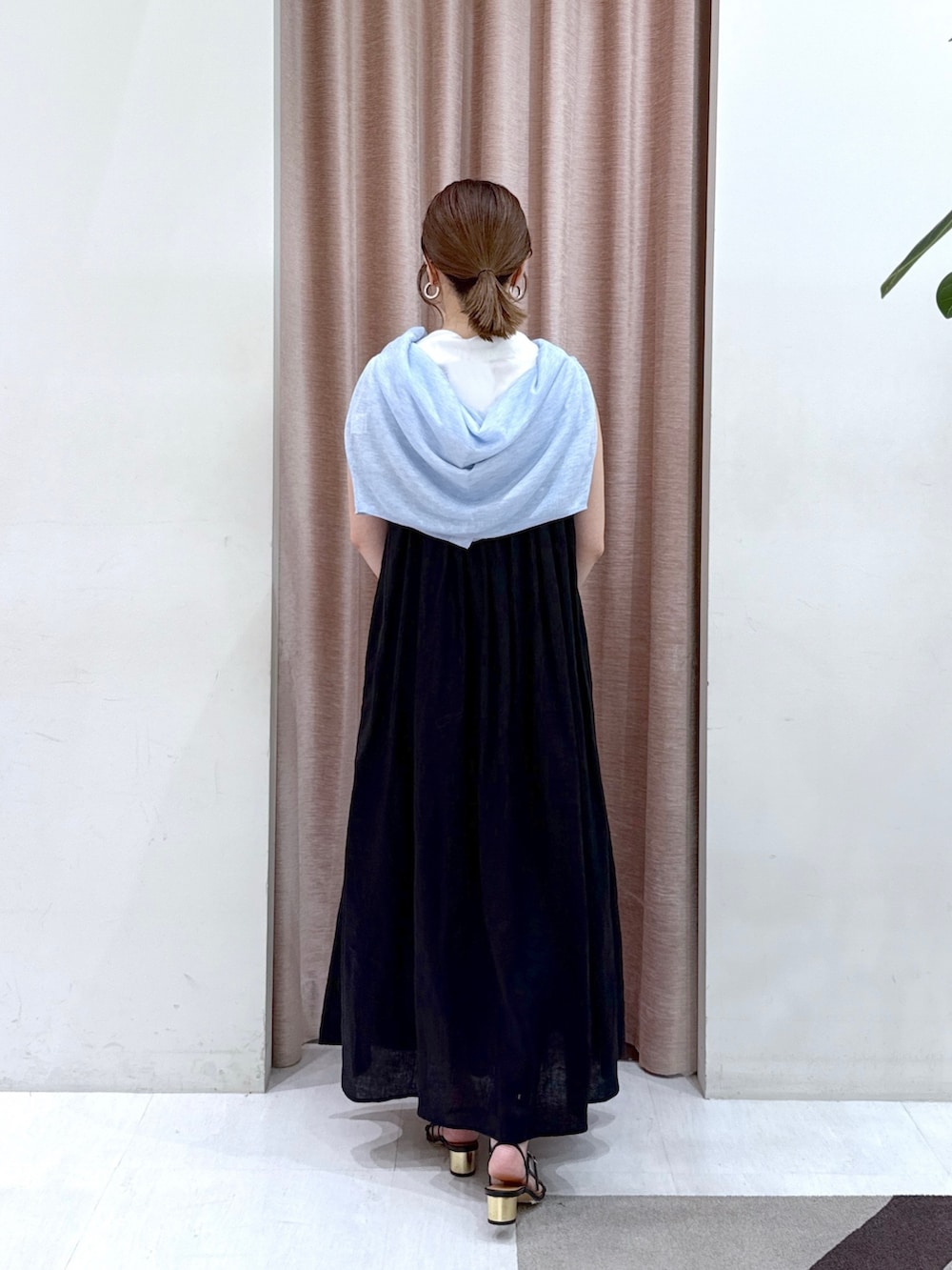 「タンクトップ、ノースリーブ、夏ルックで気分アップ、シンプルスタイル、夏服コーデ、おでかけコーデ、ラクチンコーデ、お出かけコーデ、オトナカジュアル、ワンピースコーデ、キャミワンピ、30代コーデ、ママファッション、ワンピーススタイル、骨格ストレート」|「La boutique BonBonの【さらっとした着心地】シアーポケット付きカーディガン(カーディガン/ボレロ、ブルー系)」を使った、yukilabonさん(骨格ストレート・レディース・158cm)の夏コーディネートの3枚目の写真