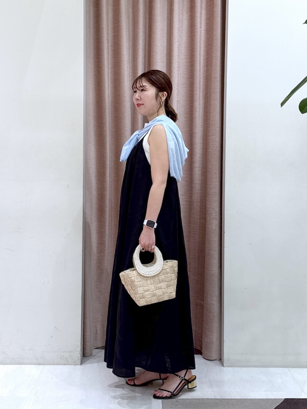 「タンクトップ、ノースリーブ、夏ルックで気分アップ、シンプルスタイル、夏服コーデ、おでかけコーデ、ラクチンコーデ、お出かけコーデ、オトナカジュアル、ワンピースコーデ、キャミワンピ、30代コーデ、ママファッション、ワンピーススタイル、骨格ストレート」|「La boutique BonBonの【さらっとした着心地】シアーポケット付きカーディガン(カーディガン/ボレロ、ブルー系)」を使った、yukilabonさん(骨格ストレート・レディース・158cm)の夏コーディネートの2枚目の写真