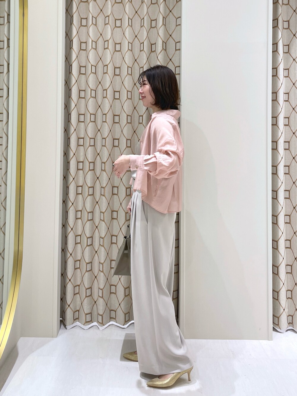 「ピンクコーデ、シアートップス、シアーシャツ、サテンタンクトップ、バギーパンツ、パンツコーデ、大人カジュアル、きれいめカジュアル、ワントーンコーデ」｜「La boutique BonBonのシアークロップドシャツ（シャツ/ブラウス、ピンク系）」を使った、yukilabonさん（骨格ストレート・レディース・158cm）の春コーディネートの2枚目の写真