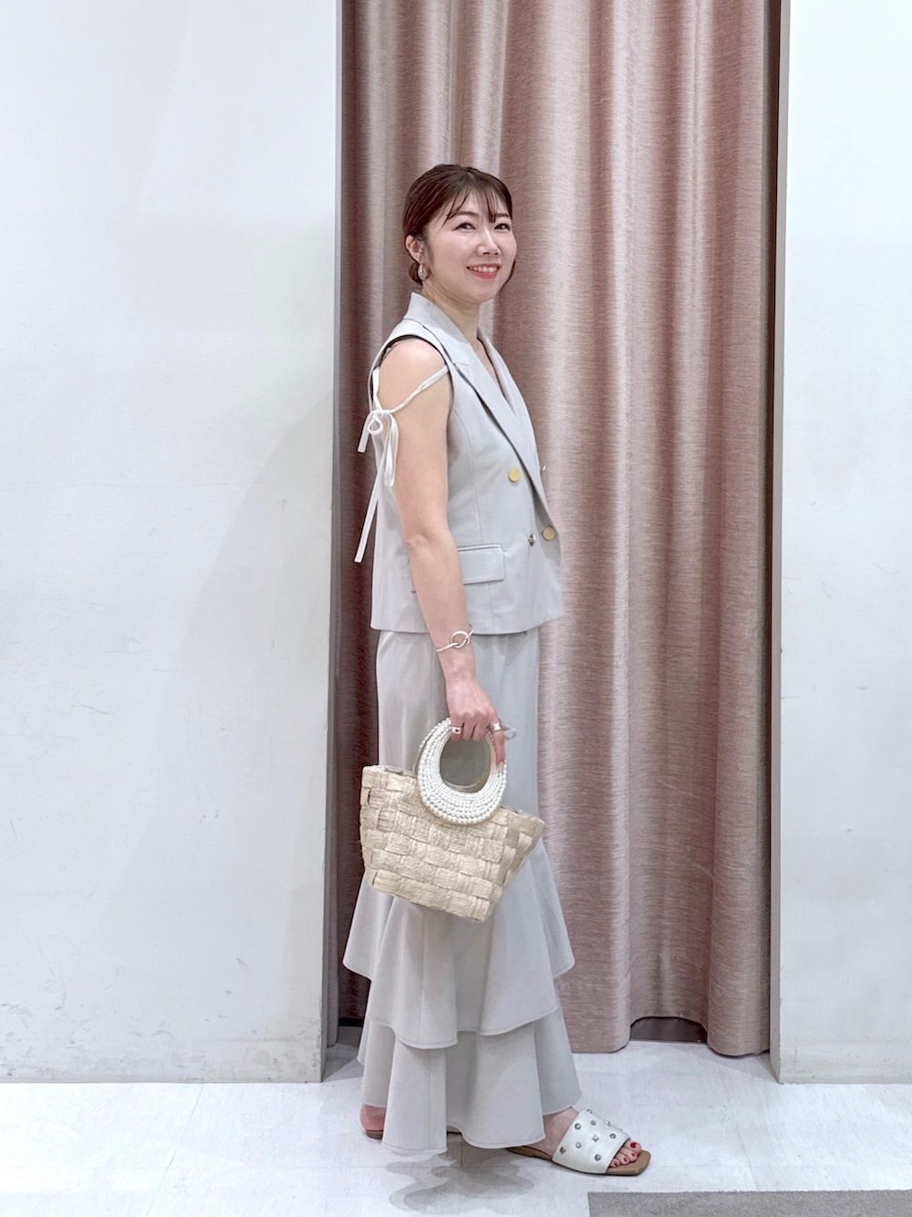 「夏ルックで気分アップ、ノースリーブ、セットアップ、夏ファッション、ワントーンコーデ、女子会コーデ、ロングスカート、オトナカジュアル、ジレ、ベスト、アラフォー、骨格ストレート、きれいめカジュアル、夏コーデ、マーメイドスカート」|「La boutique BonBonの【セットアップ可・シック&キュート】ポプリンショートジレ(ベスト、ベージュ系)」を使った、yukilabonさん(骨格ストレート・レディース・158cm)の夏コーディネートの2枚目の写真