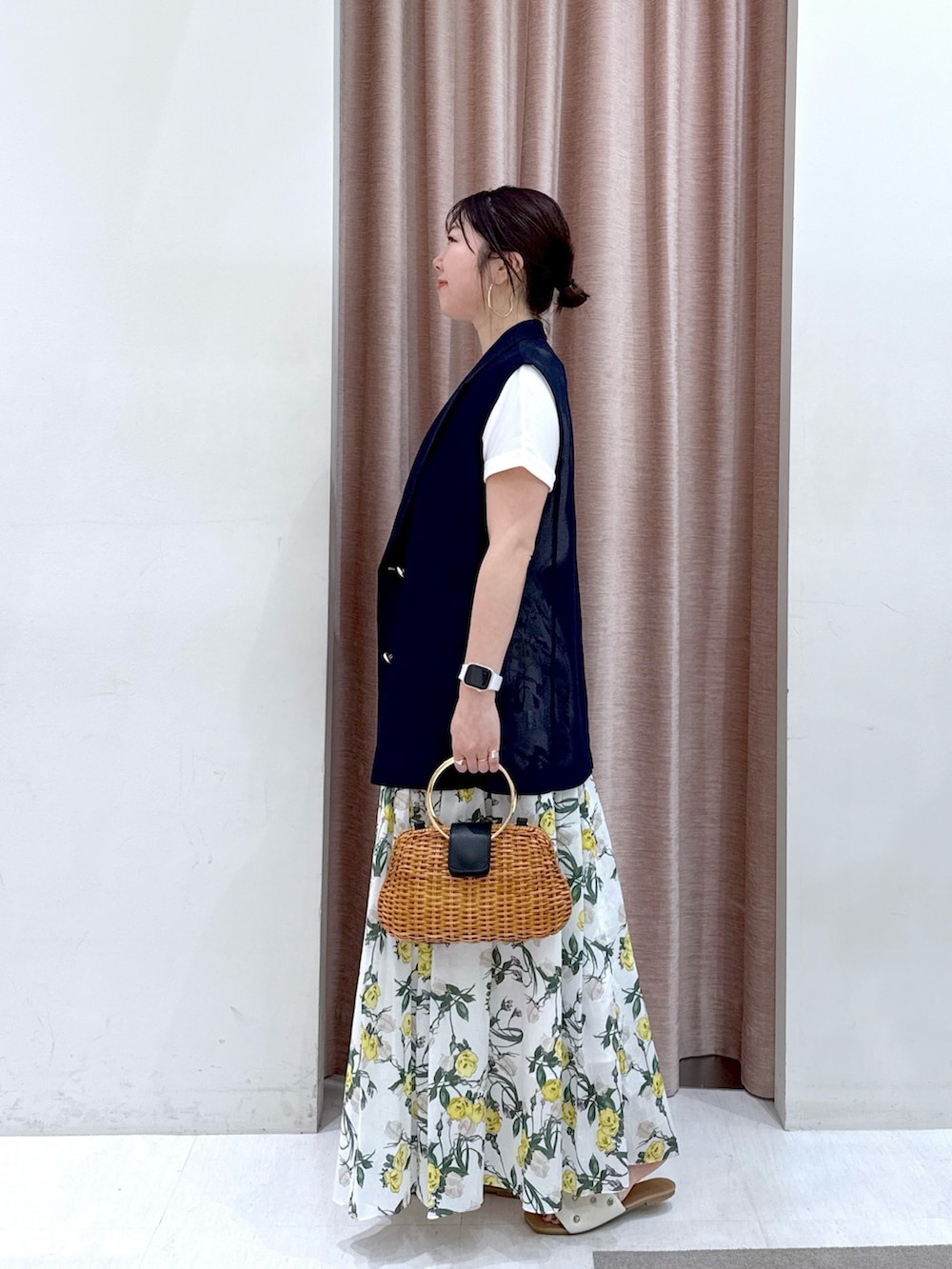 「骨格ストレート、アラフォーコーデ、アラフォーママコーデ、アラフォー、ベスト、ベストコーデ、Tシャツ、ターンバック、花柄スカート、花柄、ギャザースカート、ロングスカート、お出かけコーデ、初夏コーデ、スカートスタイル」｜「La boutique BonBonの【名品・二の腕すっきり見え】ターンバックスリーブカットソー（Tシャツ/カットソー、ホワイト系）」を使った、yukilabonさん（骨格ストレート・レディース・158cm）の春コーディネートの2枚目の写真