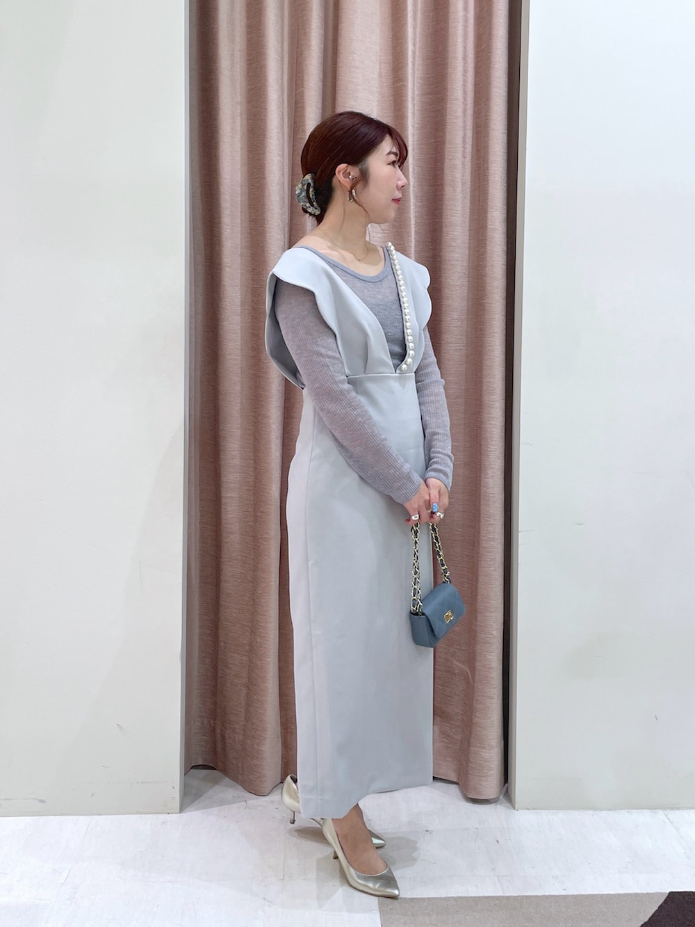 「淡色コーデ、ワンピース、お呼ばれスタイル、きれいめコーディネート、アラフォー、ワンピーススタイル」｜「La boutique BonBonの【3サイズ展開】ダブルクロススカラップパールジャンドレ（ワンピース、グレー系）」を使った、yukilabonさん（骨格ストレート・レディース・158cm）の秋コーディネートの2枚目の写真