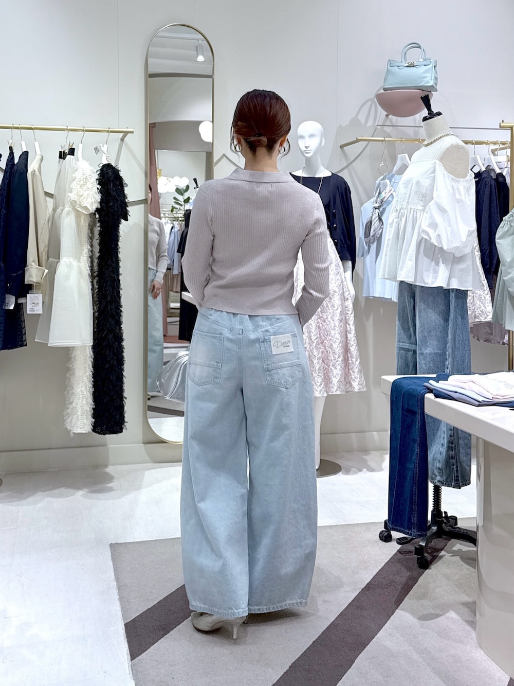 「ポロシャツワンピース、ポロニット、襟付きトップス、ピンクコーデ、ラメニット、リブニット、着痩せ、着痩せ・細見え、アラフォー、アラフォーコーデ、骨格ストレート、骨ストコーデ、カジュアルコーデ、大人カジュアル、スカーフ」｜「La boutique BonBonのラメリブポロ衿カーディガン（カーディガン/ボレロ、ピンク系）」を使った、yukilabonさん（骨格ストレート・レディース・158cm）の春コーディネートの2枚目の写真