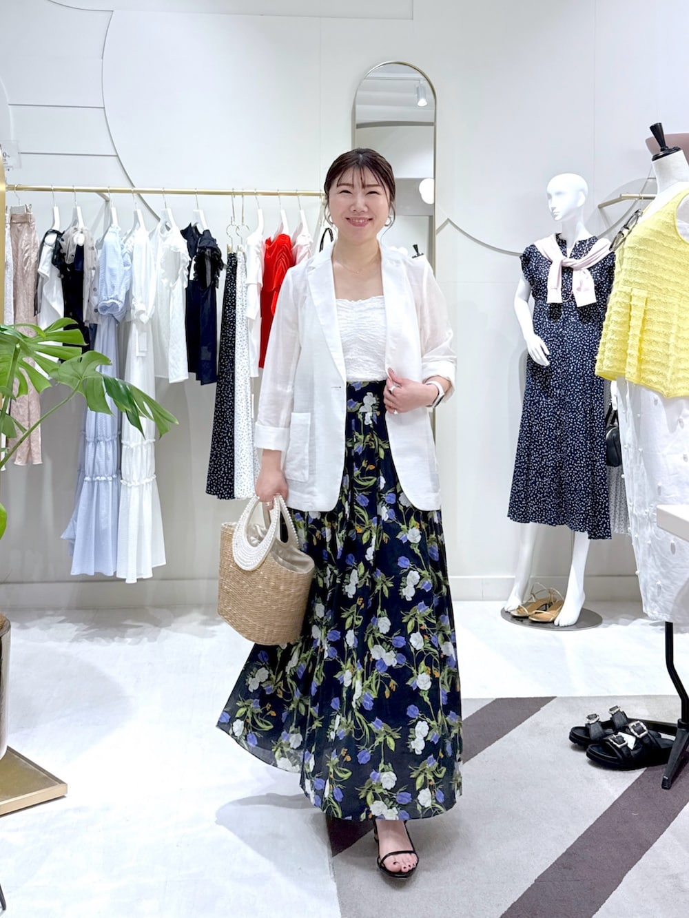 「レイヤードスタイル、サンダル、夏コーデ、ロングスカート、オトナカジュアル、ラクチンコーデ、大人可愛い、休日スタイル、今日のコーデ、ラフコーデ、キレイめカジュアル、大人かわいい、40代ファッション、大人ガーリー、キレイめコーデ」|「La boutique BonBonのレーヨンリネンシアースラブジャケット(テーラードジャケット、ホワイト系)」を使った、yukilabonさん(骨格ストレート・レディース・158cm)の夏コーディネートの4枚目の写真