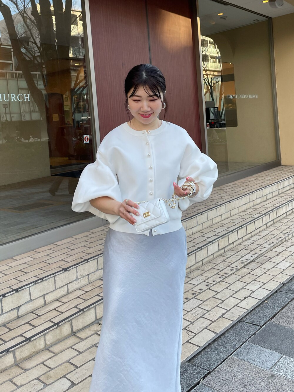 「淡色コーデ、春服コーデ、骨格ストレート、ラブティックボンボン、着回しコーデ、ボリューム袖、オトナ女子、ママコーデ、大人カジュアル」｜「La boutique BonBonのパールぽわんとスリーブニットカーディガン（カーディガン/ボレロ、ホワイト系）」を使った、yukilabonさん（骨格ストレート・レディース・158cm）の冬コーディネートの4枚目の写真