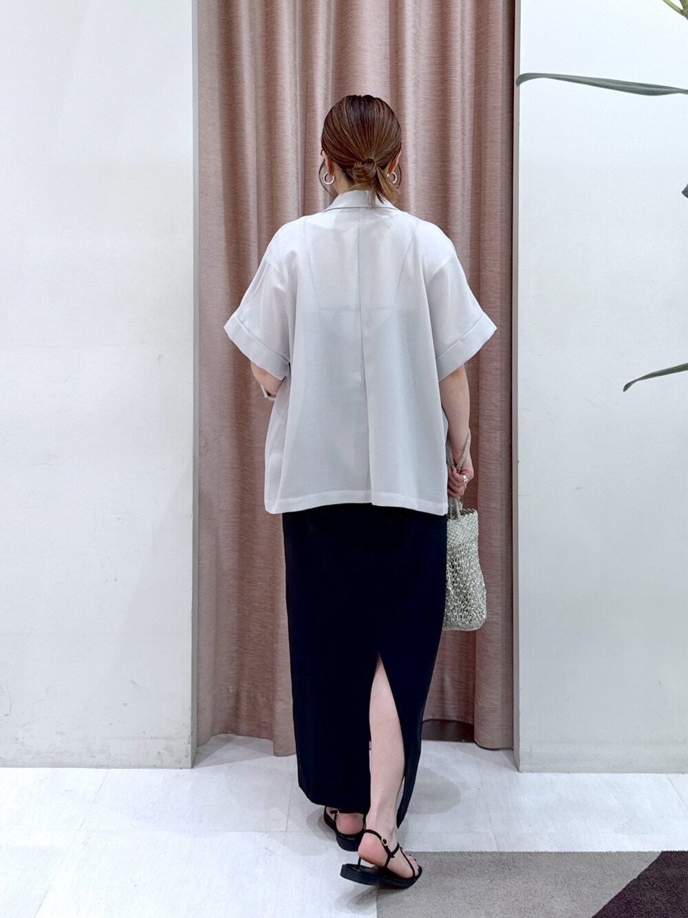 「レイヤードスタイル、サンダル、白Tシャツ、雨の日コーデ、おでかけコーデ、カジュアルスタイル、楽チンコーデ、夏服、オトナカジュアル、シンプルスタイル、大人かわいい、今日のコーデ、大人ファッション、ワンピース、ワンピーススタイル」｜「La boutique BonBonの【涼感抜群】メッシュハーフスリーブジャケット（その他アウター、グレー系）」を使った、yukilabonさん（骨格ストレート・レディース・158cm）の夏コーディネートの3枚目の写真