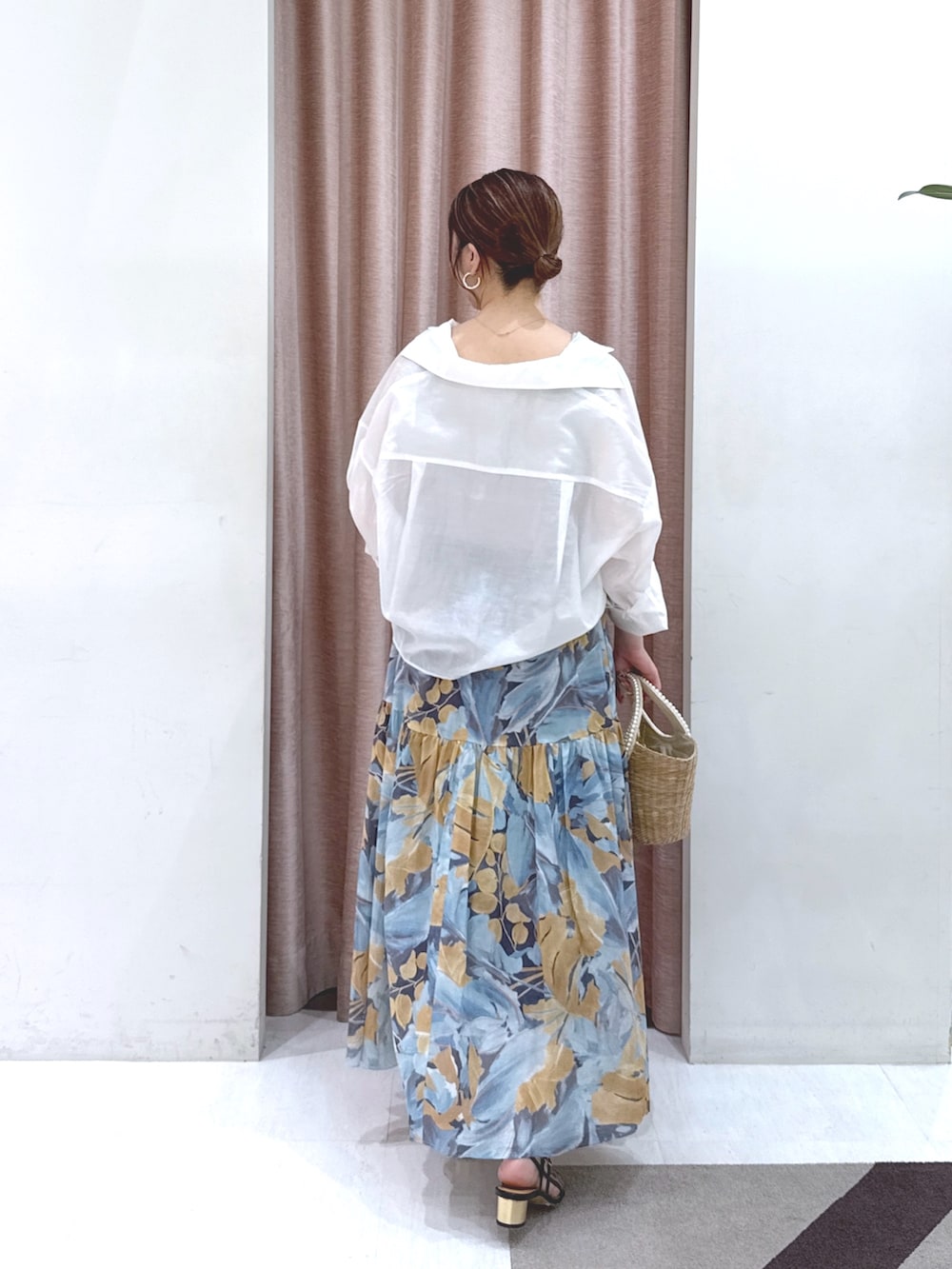 「夏コーデ、韓国ファッション、サンダル、大人可愛い、夏、おとなかわいい、休日、150cm台コーデ、30代コーデ、40代ファッション、オトナカジュアル、大人かわいい、リゾートスタイル、かごバッグ、骨格ストレート」|「La boutique BonBonの【スタッフmiki監修カラーあり!・前後2WAY】ニットタンク(タンクトップ、グレー系)」を使った、yukilabonさん(骨格ストレート・レディース・158cm)の夏コーディネートの3枚目の写真