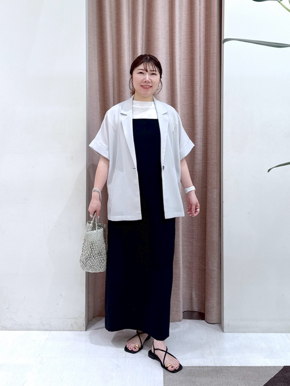 「レイヤードスタイル、サンダル、白Tシャツ、雨の日コーデ、おでかけコーデ、カジュアルスタイル、楽チンコーデ、夏服、オトナカジュアル、シンプルスタイル、大人かわいい、今日のコーデ、大人ファッション、ワンピース、ワンピーススタイル」｜「La boutique BonBonの【涼感抜群】メッシュハーフスリーブジャケット（その他アウター、グレー系）」を使った、yukilabonさん（骨格ストレート・レディース・158cm）の夏コーディネートの4枚目の写真
