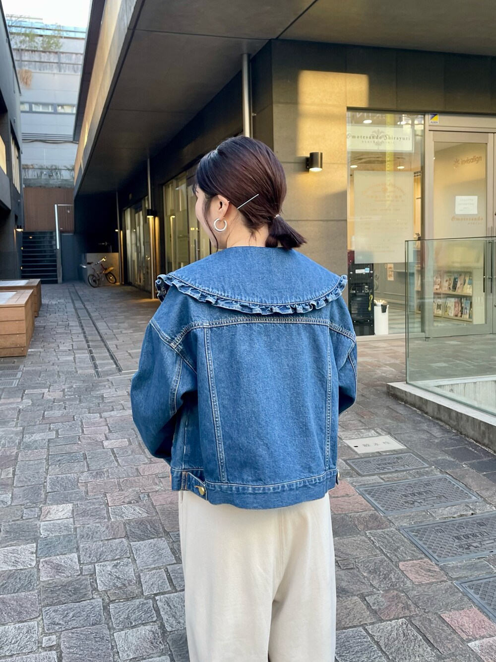 「デニムコーデ、ラブティックボンボン、オールインワン、ビスチェ、ビスチェ×デニム、ワイドパンツ、かごバッグ、パールハンドルカゴバッグ、大人カジュアル、春コーデ、オトナカジュアル、シンプルコーデ」｜「La boutique BonBonのフリルビッグカラーGジャン（デニムジャケット、ブルー系）」を使った、yukilabonさん（骨格ストレート・レディース・158cm）の春コーディネートの3枚目の写真