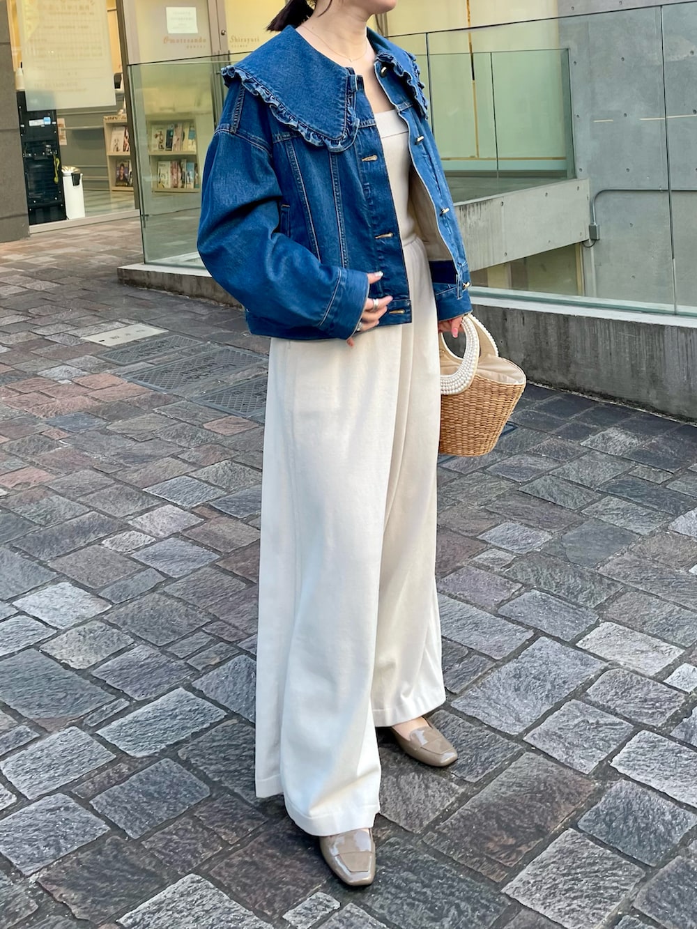 「デニムコーデ、ラブティックボンボン、オールインワン、ビスチェ、ビスチェ×デニム、ワイドパンツ、かごバッグ、パールハンドルカゴバッグ、大人カジュアル、春コーデ、オトナカジュアル、シンプルコーデ」｜「La boutique BonBonのフリルビッグカラーGジャン（デニムジャケット、ブルー系）」を使った、yukilabonさん（骨格ストレート・レディース・158cm）の春コーディネートの2枚目の写真