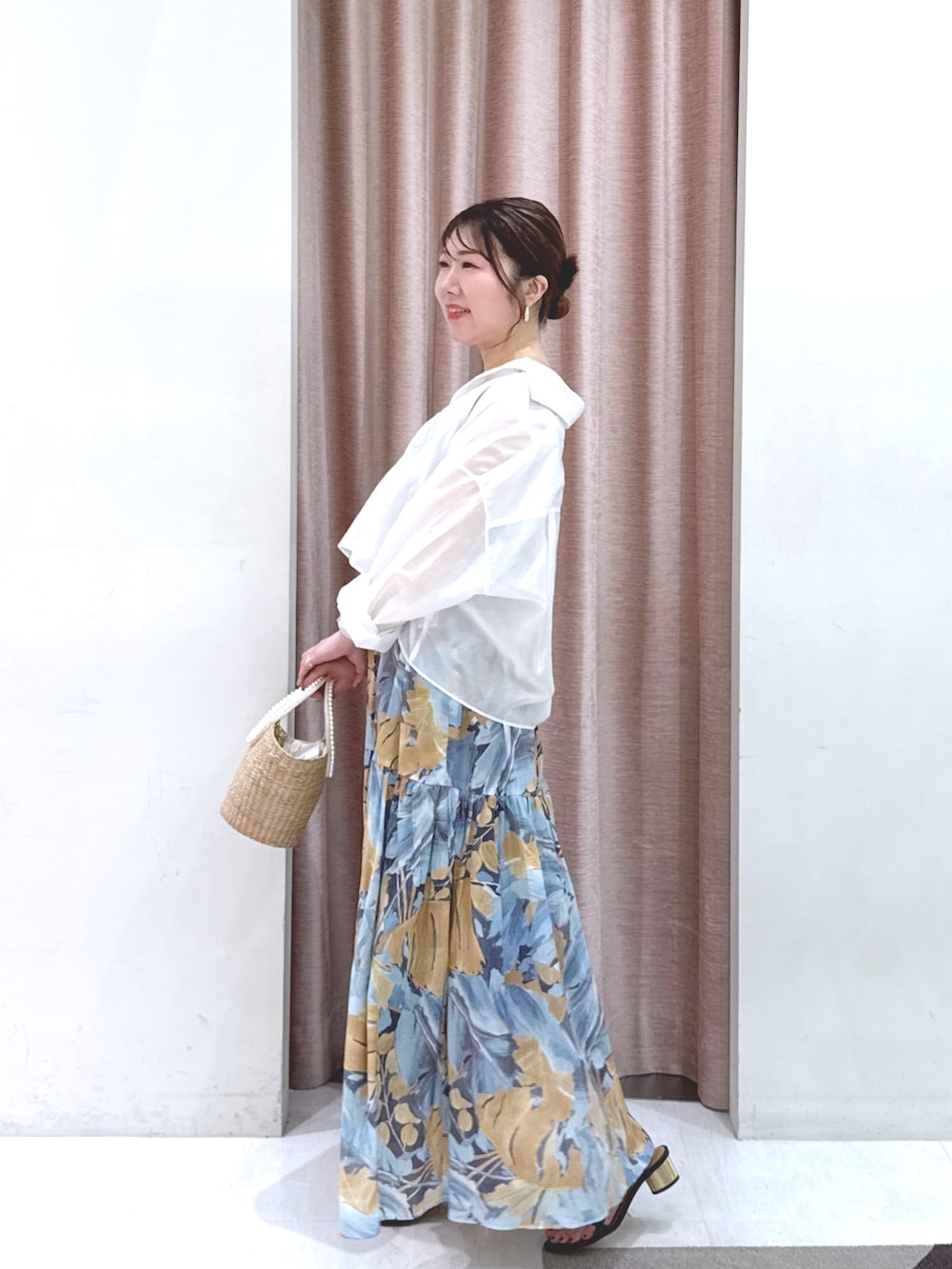 「夏コーデ、韓国ファッション、サンダル、大人可愛い、夏、おとなかわいい、休日、150cm台コーデ、30代コーデ、40代ファッション、オトナカジュアル、大人かわいい、リゾートスタイル、かごバッグ、骨格ストレート」|「La boutique BonBonの【スタッフmiki監修カラーあり!・前後2WAY】ニットタンク(タンクトップ、グレー系)」を使った、yukilabonさん(骨格ストレート・レディース・158cm)の夏コーディネートの2枚目の写真