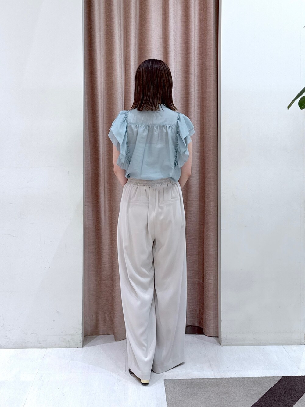 「シンプルスタイル、夏服コーデ、楽チンコーデ、大人可愛い、キレイめ、大人カジュアルコーデ、淡色コーデ、韓国ファッション、夏服、シアー、夏、骨格ストレート、アラフォー、ミント、ブラウスコーデ」|「La boutique BonBonの【最強お上品ブラウス】ラッフルフリルスリーブブラウス(シャツ/ブラウス、グリーン系)」を使った、yukilabonさん(骨格ストレート・レディース・158cm)の夏コーディネートの3枚目の写真