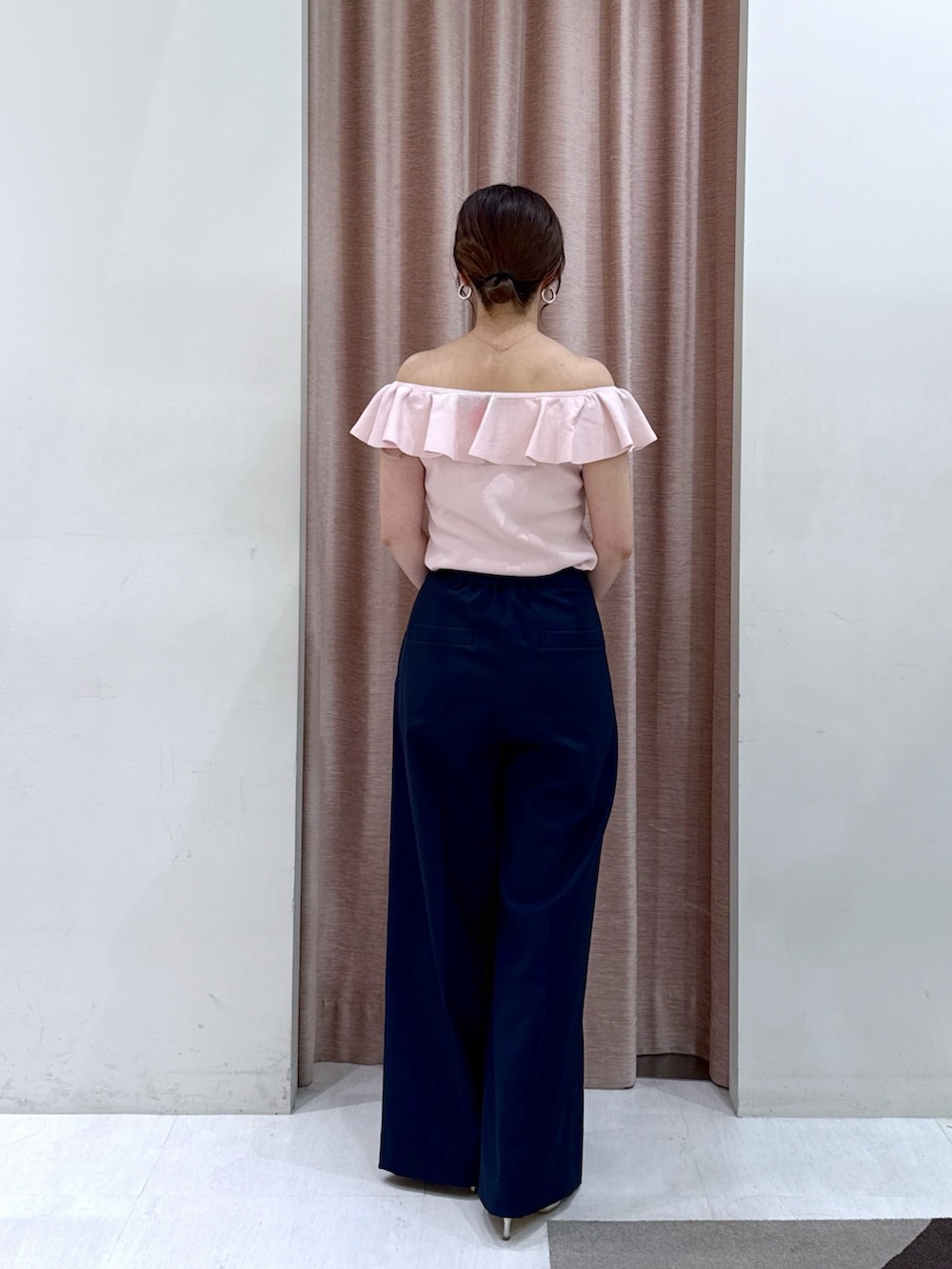 「オフショル、オフショルダー、オフショルニット、ピンクコーデ、ピンク、ピンクニット、ＵＶカット、クールタッチ、接触冷感、パンツスタイル、パンツコーデ、アラフォーコーデ、アラフォーママコーデ、骨格ストレート」｜「La boutique BonBonの【スタッフKAZUMI監修カラー】クールタッチUVオフショルラッフルニット（ニット/セーター、ピンク系）」を使った、yukilabonさん（骨格ストレート・レディース・158cm）の春コーディネートの2枚目の写真