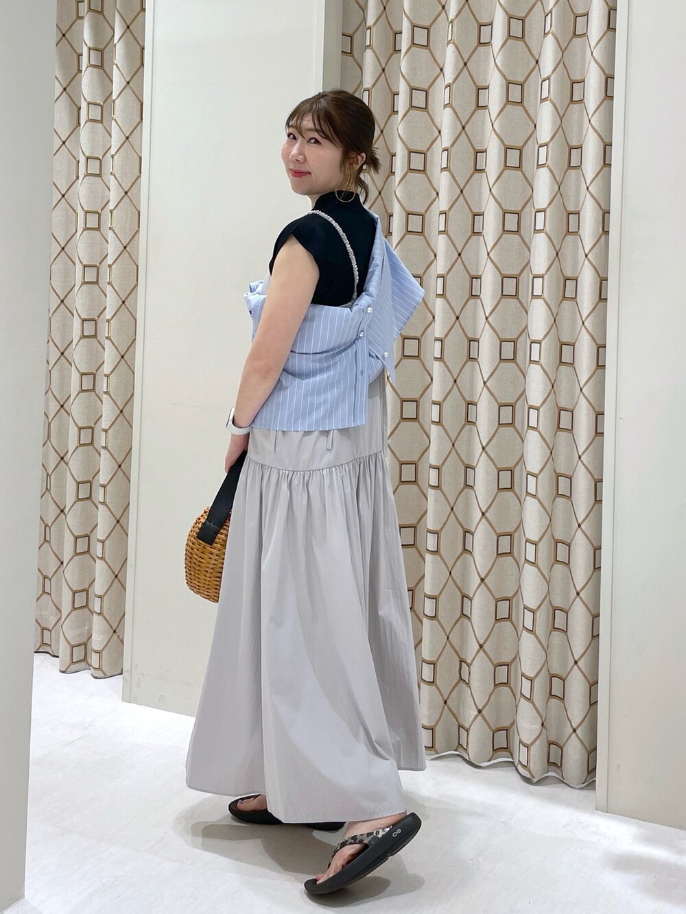 「ワンピース、たすき掛け、大人カジュアル、カジュアルコーデ、アラフォー、ママコーデ、キャミワンピ」|「La boutique BonBonのクールタッチUVハイネックフレンチニット(ニット/セーター、ブラック系)」を使った、yukilabonさん(骨格ストレート・レディース・158cm)の夏コーディネートの2枚目の写真