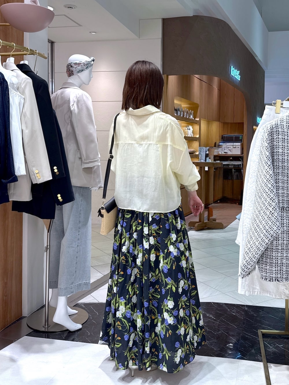 「花柄、イエロー、シアーシャツ、シアートップス、クロップド丈、ロングスカート、骨格ストレート、骨スト、ブルベ夏、アラフォー、ママコーデ、ママファッション、お出かけコーデ、春コーデ、春夏コーデ」｜「La boutique BonBonの【名品・新色登場！】シアークロップドシャツ（シャツ/ブラウス、イエロー系）」を使った、yukilabonさん（骨格ストレート・レディース・158cm）の春コーディネートの3枚目の写真