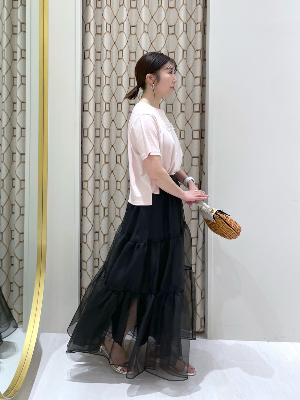 「ピンクコーデ、Tシャツ、パール、クロップドトップス、夏コーデ、オーガンジー、オーガンジースカート、甘辛mix、大人ガーリー、アラフォー」｜「La boutique BonBonのパールモチーフクロップドTシャツ（Tシャツ/カットソー、ピンク系）」を使った、yukilabonさん（骨格ストレート・レディース・158cm）の夏コーディネートの2枚目の写真