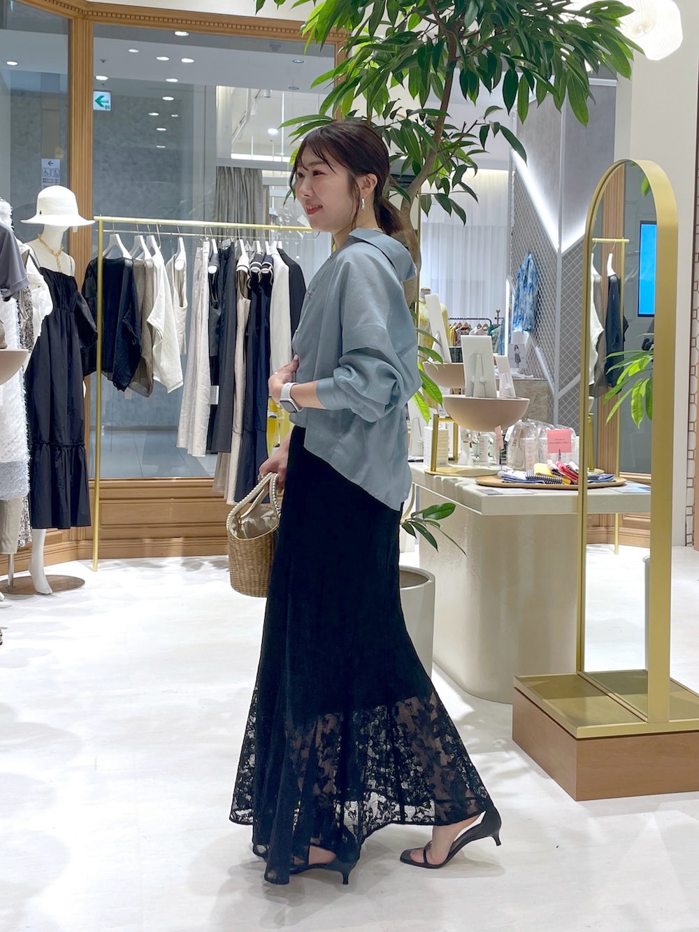 「夏コーデ、シャツスタイル、初夏コーデ、レーススカート、レース、アラフォー、ランチコーデ、大人かわいい」｜「La boutique BonBonのシアークロップドシャツ（シャツ/ブラウス、ブルー系）」を使った、yukilabonさん（骨格ストレート・レディース・158cm）の夏コーディネートの2枚目の写真