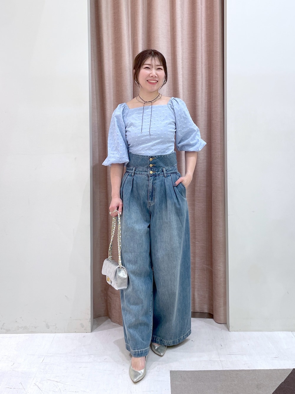 「デニム、デニムパンツ、デニムコーデ、骨格ストレート、骨スト優勝、ブルベ夏、リボンブラウス、ハイウエスト、ハイウエストパンツ、ハイウエストデニム、アラフォー、アラフォーコーデ、アラフォーママコーデ、ママコーデ、ママファッション」｜「La boutique BonBonの【miki監修サイズあり・セットアップ可】ボリュームスリーブジャガードブラウス（シャツ/ブラウス、ブルー系）」を使った、yukilabonさん（骨格ストレート・レディース・158cm）の春コーディネートの3枚目の写真