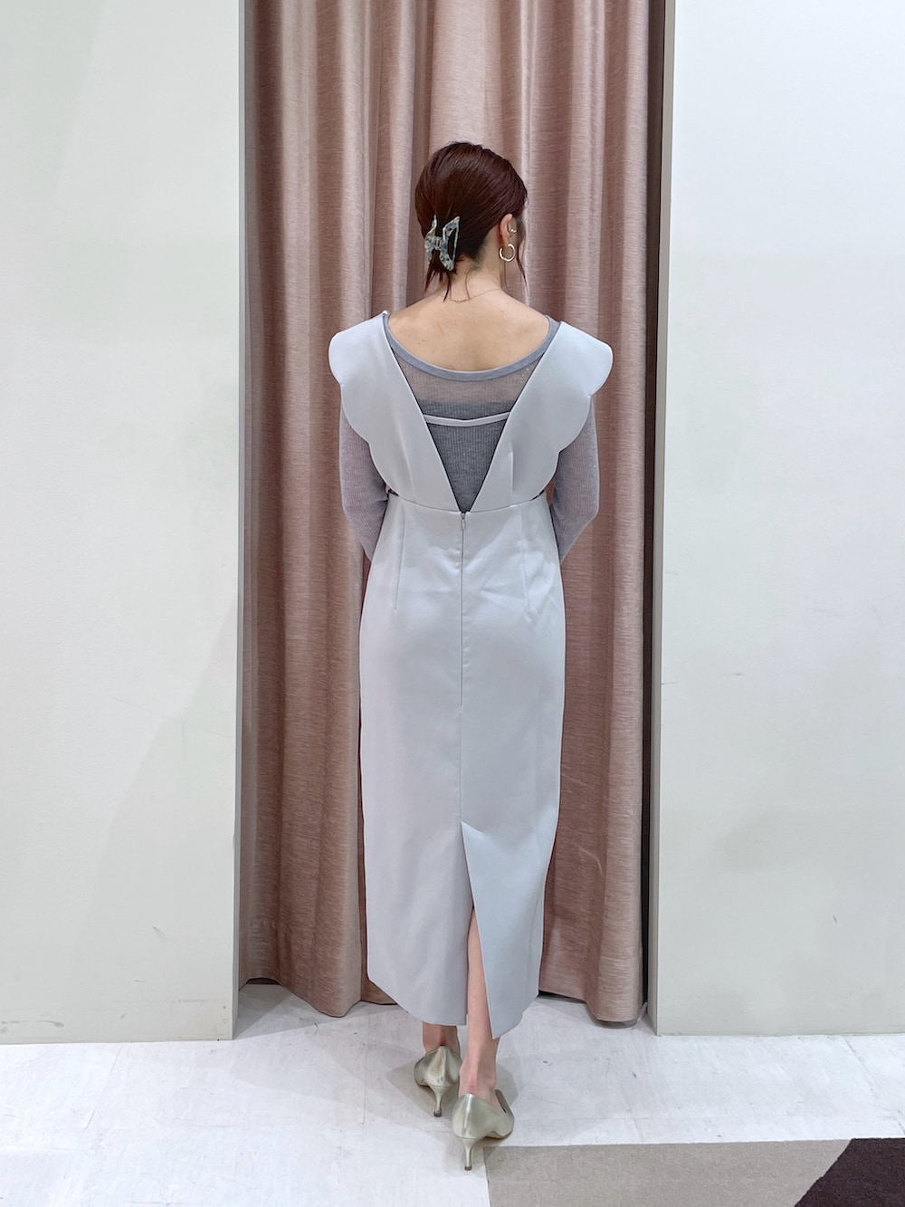 「淡色コーデ、ワンピース、お呼ばれスタイル、きれいめコーディネート、アラフォー、ワンピーススタイル」｜「La boutique BonBonの【3サイズ展開】ダブルクロススカラップパールジャンドレ（ワンピース、グレー系）」を使った、yukilabonさん（骨格ストレート・レディース・158cm）の秋コーディネートの3枚目の写真