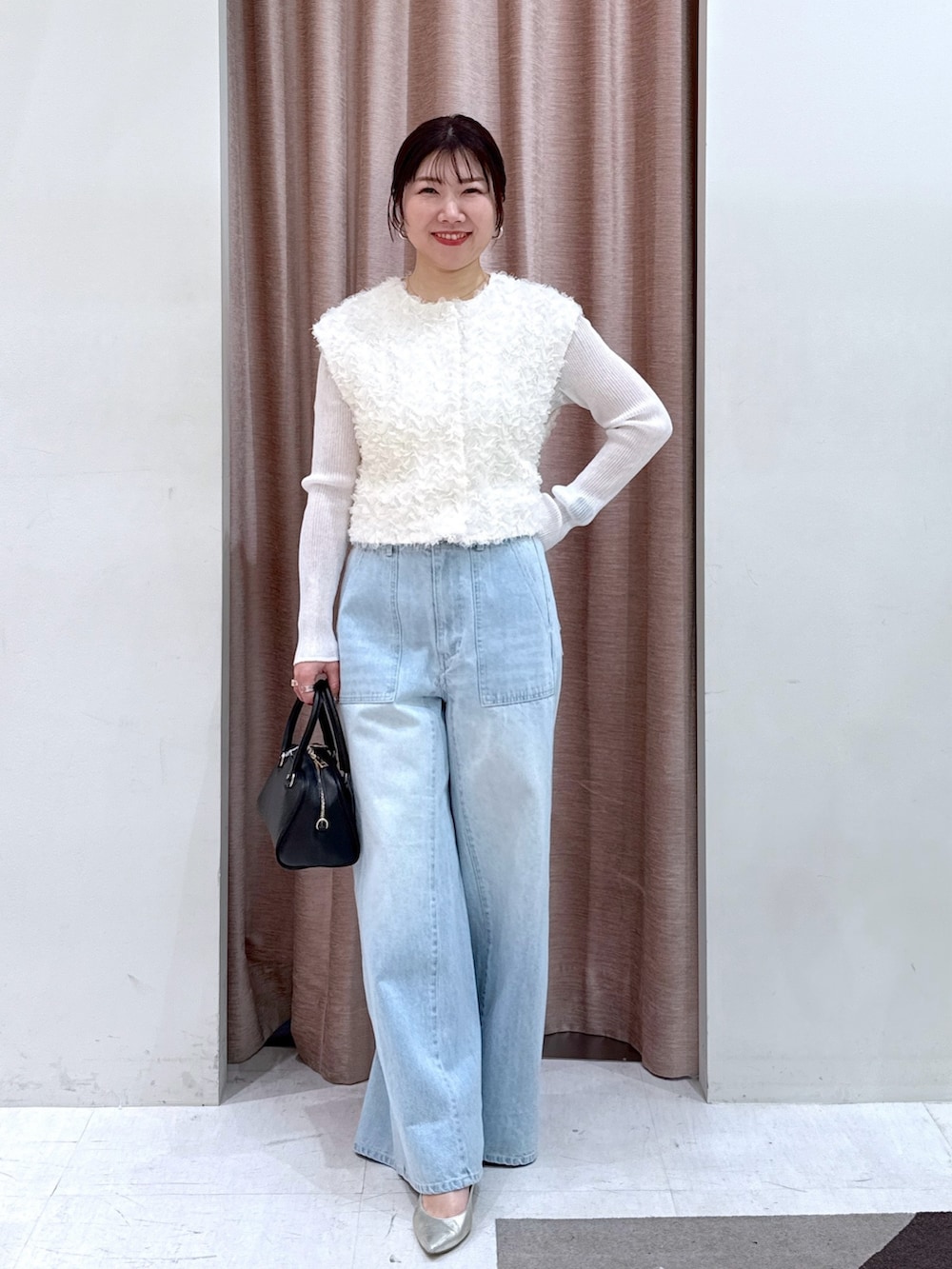 「デニム、春コーデ、ベスト、フェザー、チュール、ホワイトコーデ、大人カジュアル、大人女子、きれいめカジュアル、パンツコーデ、アラフォー、新宿」｜「La boutique BonBonの【セットアップ可】お花フェザーチュールベスト（ベスト、ホワイト系）」を使った、yukilabonさん（レディース・158cm）の冬コーディネートの4枚目の写真