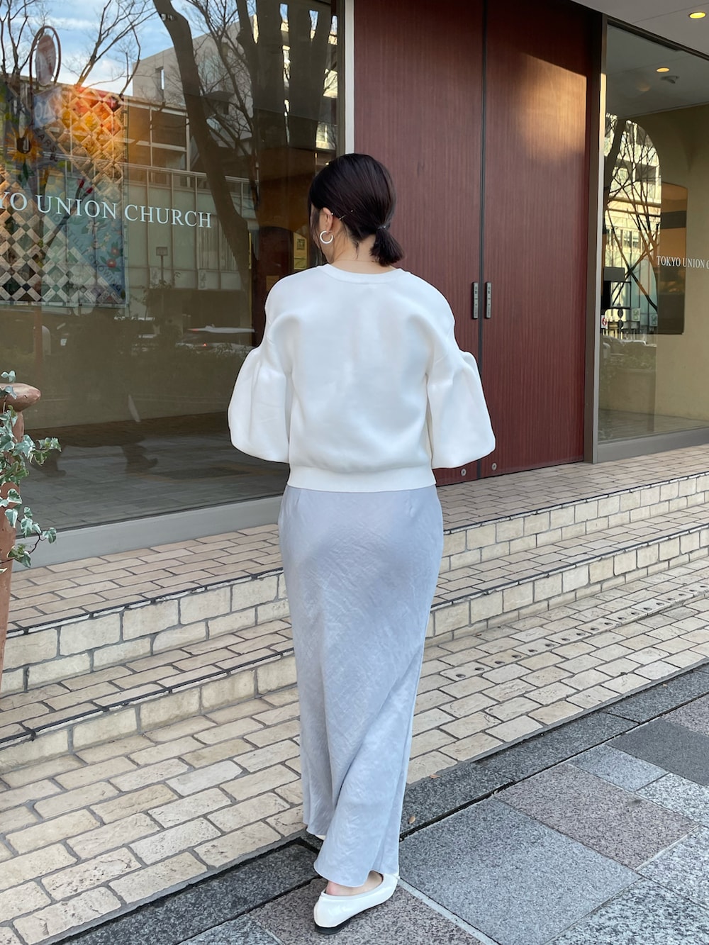 「淡色コーデ、春服コーデ、骨格ストレート、ラブティックボンボン、着回しコーデ、ボリューム袖、オトナ女子、ママコーデ、大人カジュアル」｜「La boutique BonBonのパールぽわんとスリーブニットカーディガン（カーディガン/ボレロ、ホワイト系）」を使った、yukilabonさん（骨格ストレート・レディース・158cm）の冬コーディネートの3枚目の写真