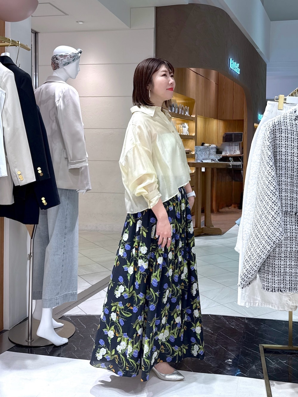 「花柄、イエロー、シアーシャツ、シアートップス、クロップド丈、ロングスカート、骨格ストレート、骨スト、ブルベ夏、アラフォー、ママコーデ、ママファッション、お出かけコーデ、春コーデ、春夏コーデ」｜「La boutique BonBonの【名品・新色登場！】シアークロップドシャツ（シャツ/ブラウス、イエロー系）」を使った、yukilabonさん（骨格ストレート・レディース・158cm）の春コーディネートの2枚目の写真