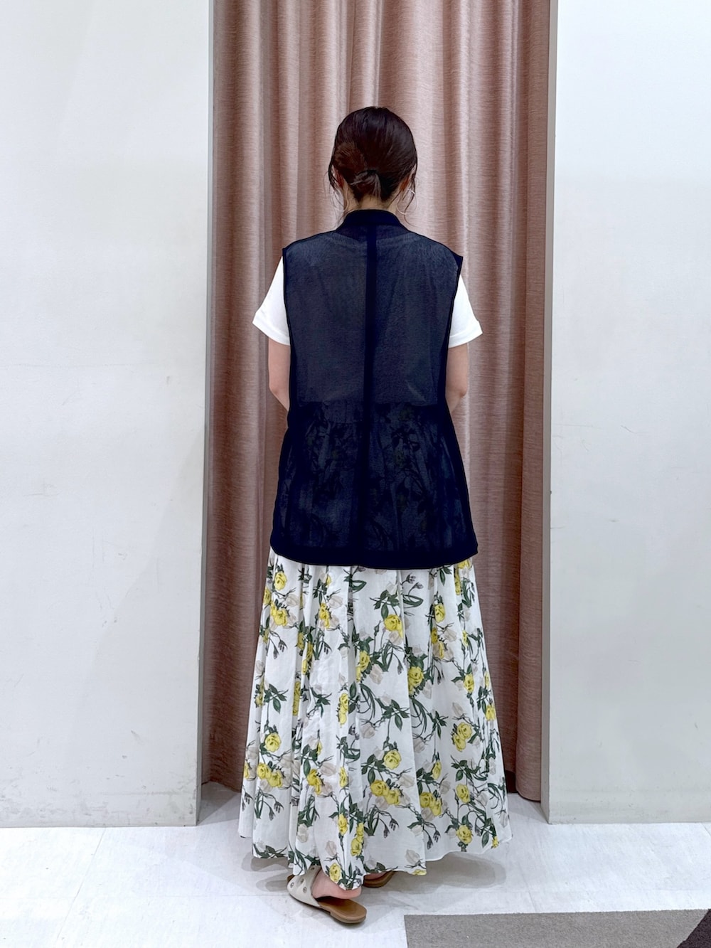 「骨格ストレート、アラフォーコーデ、アラフォーママコーデ、アラフォー、ベスト、ベストコーデ、Tシャツ、ターンバック、花柄スカート、花柄、ギャザースカート、ロングスカート、お出かけコーデ、初夏コーデ、スカートスタイル」｜「La boutique BonBonの【名品・二の腕すっきり見え】ターンバックスリーブカットソー（Tシャツ/カットソー、ホワイト系）」を使った、yukilabonさん（骨格ストレート・レディース・158cm）の春コーディネートの3枚目の写真