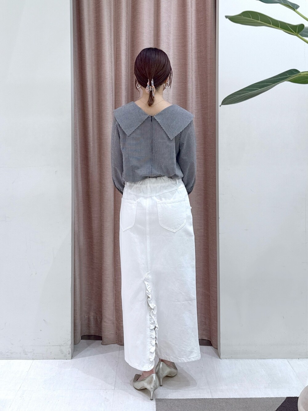「デニム、デニムコーデ、デニムスカート、158cm、158cmコーデ、大人、大人カジュアル、大人コーデ、大人かわいい、骨格ストレート、モノトーン、モノトーンコーデ、スカート、スカートコーデ、春コーデ」｜「La boutique BonBonの【大人っぽビックカラー】アシメビッグカラーブラウス（シャツ/ブラウス、ブラック系）」を使った、yukilabonさん（骨格ストレート・レディース・158cm）の春コーディネートの3枚目の写真